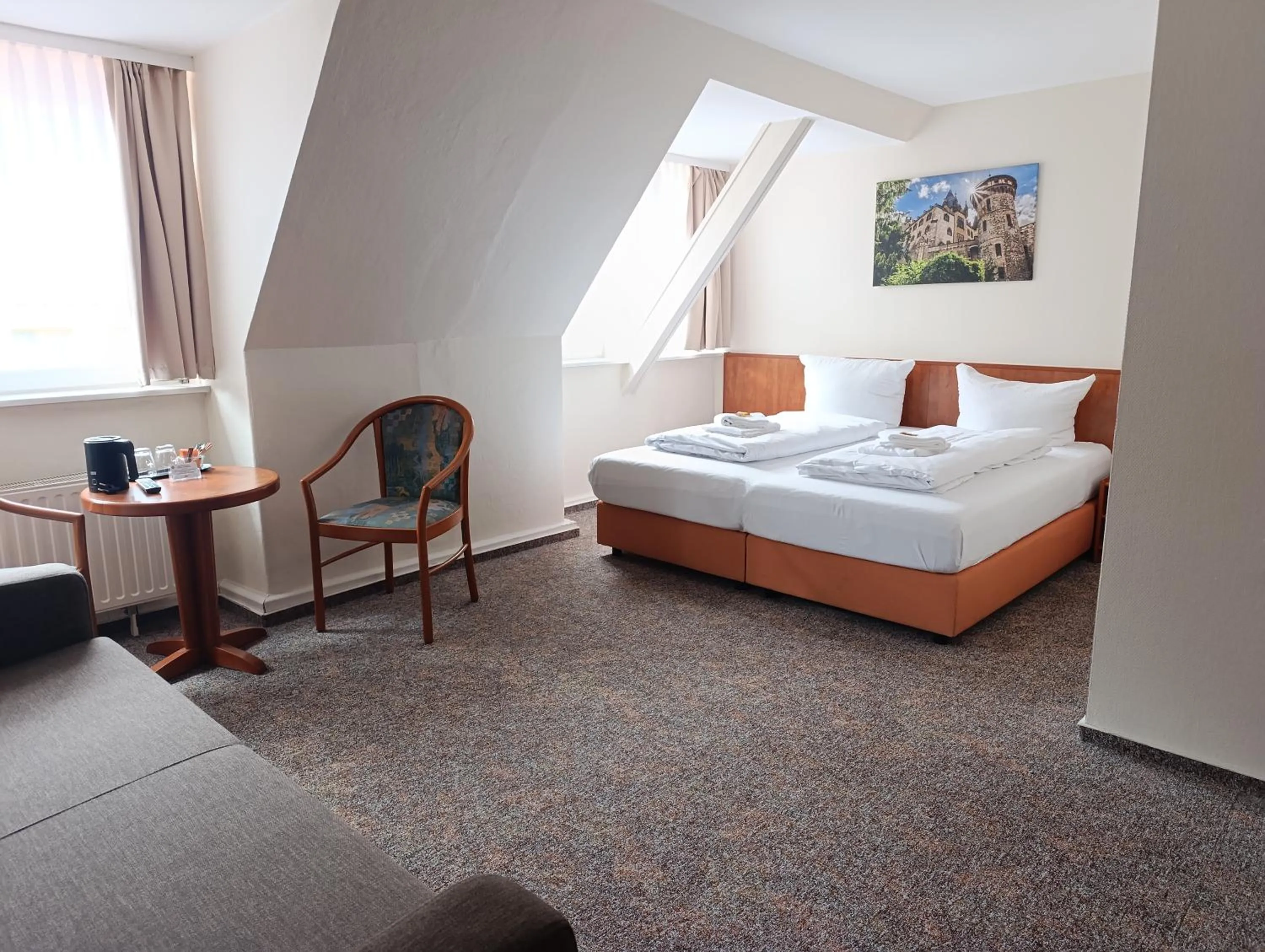 Bed in REGIOHOTEL Bunte Stadt Wernigerode - #DirektInDerAltstadt #PrimaFrühstück #TopPreisLeistung #FrischRenoviert
