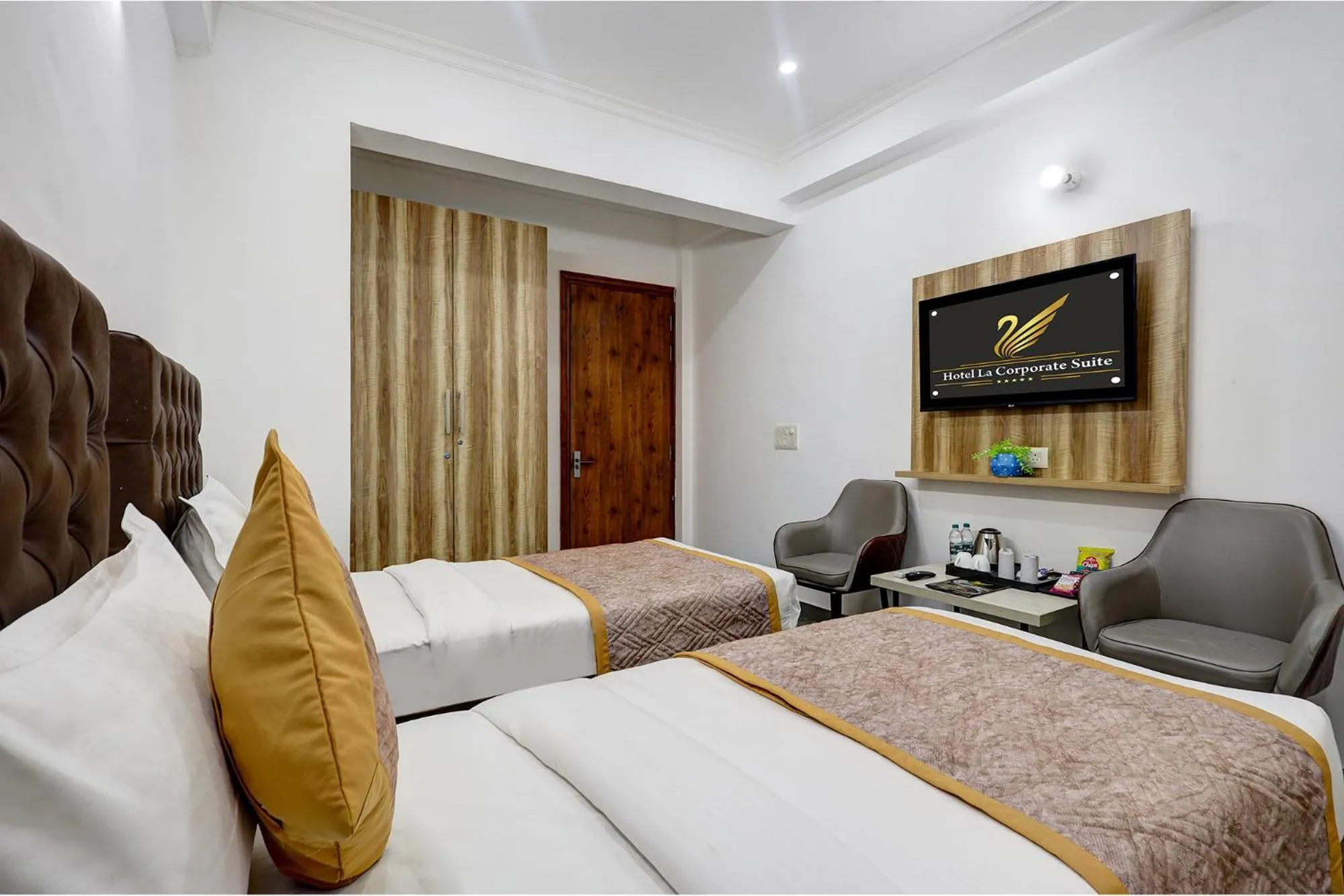 Bed in FabHotel La Corporate Suite