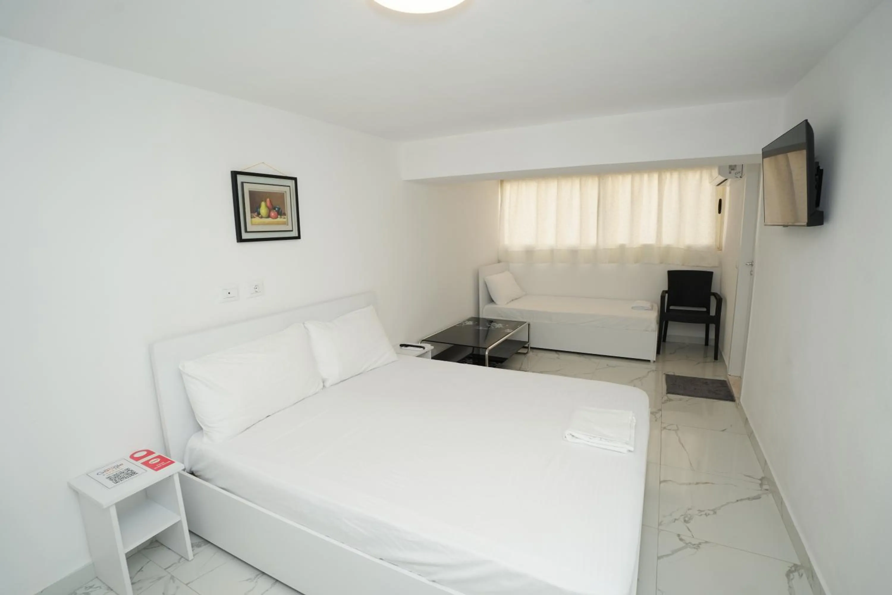 Bedroom, Bed in Enles Hotel