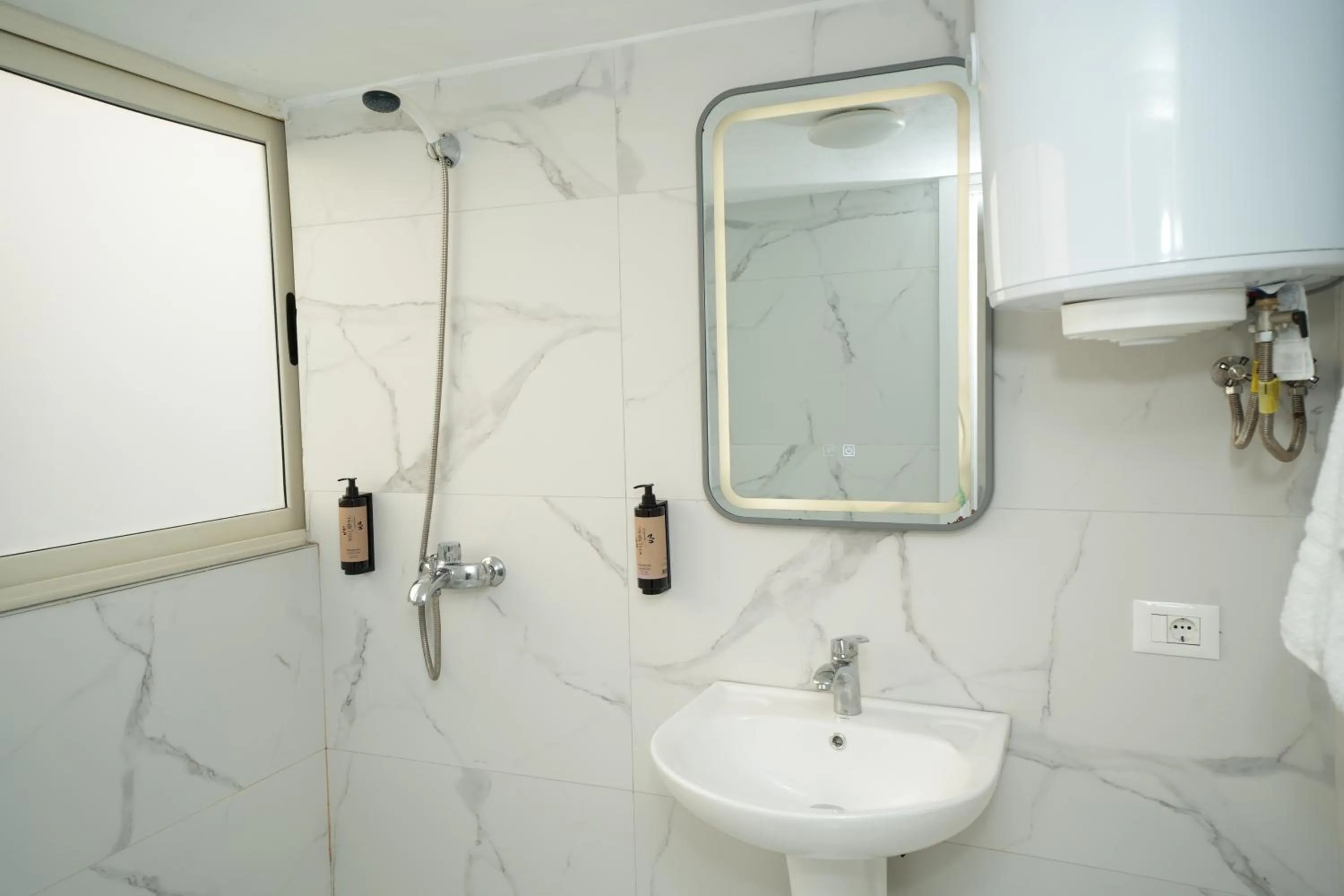 Bathroom in Enles Hotel