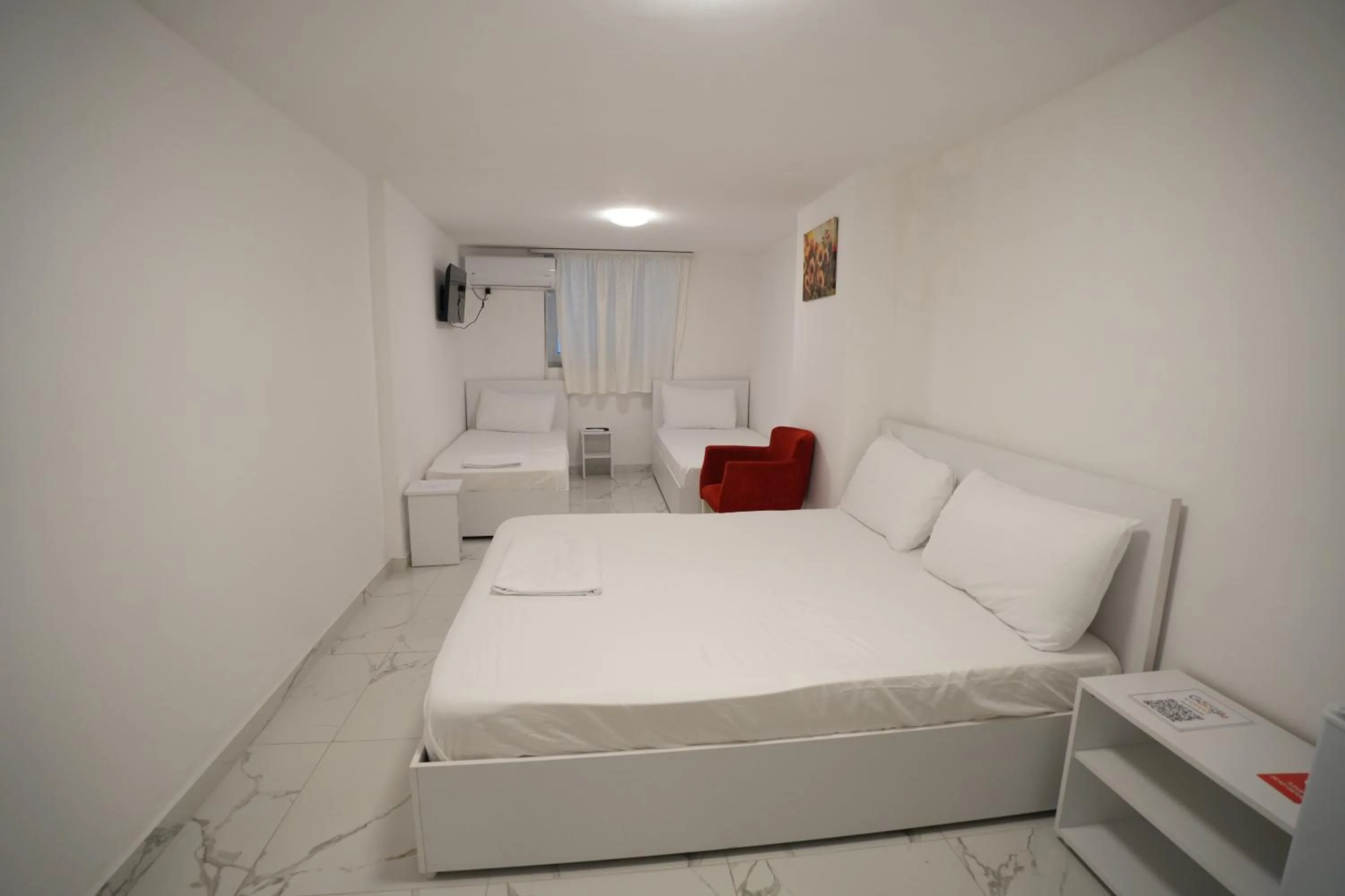 Bedroom, Bed in Enles Hotel