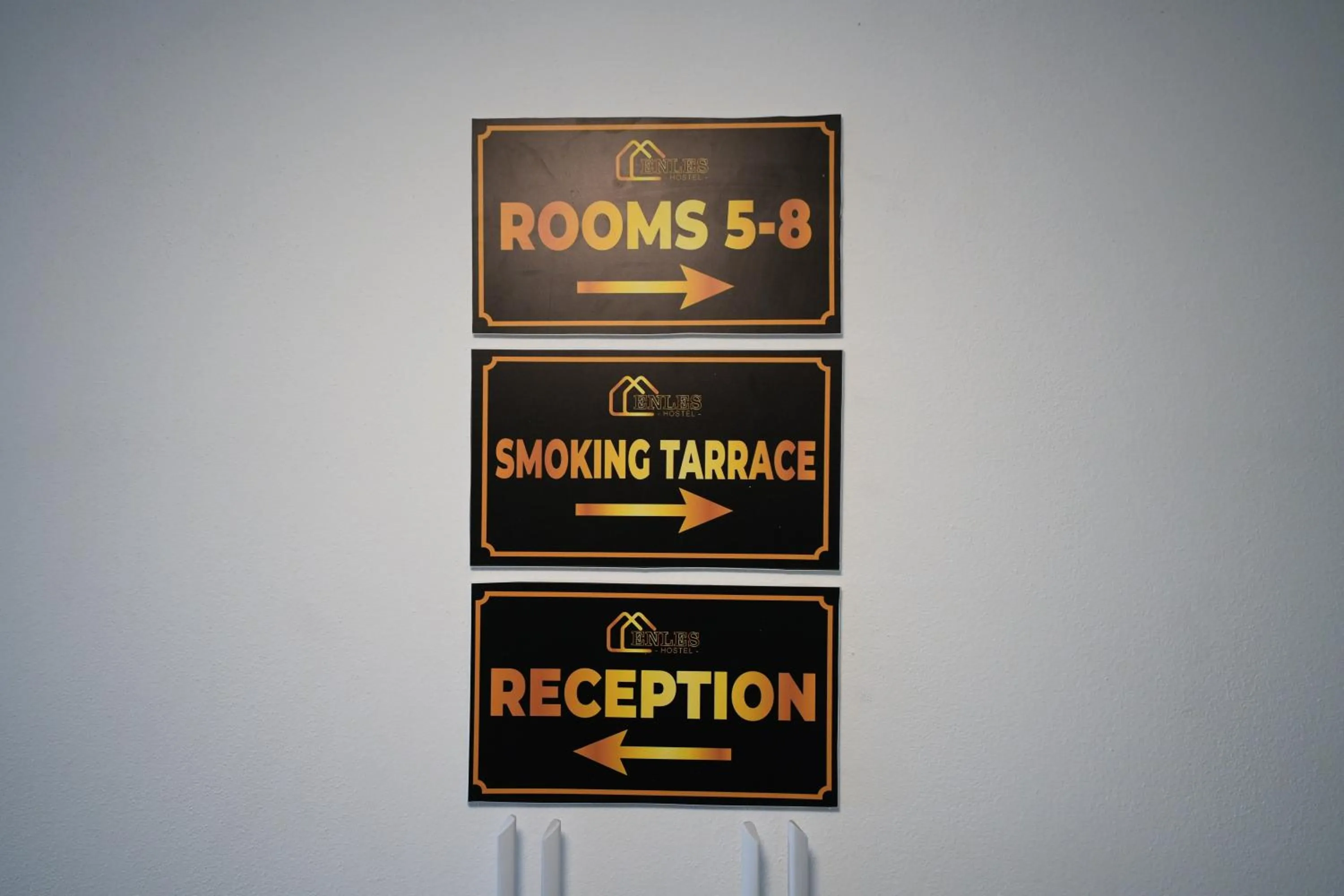 Text overlay in Enles Hotel