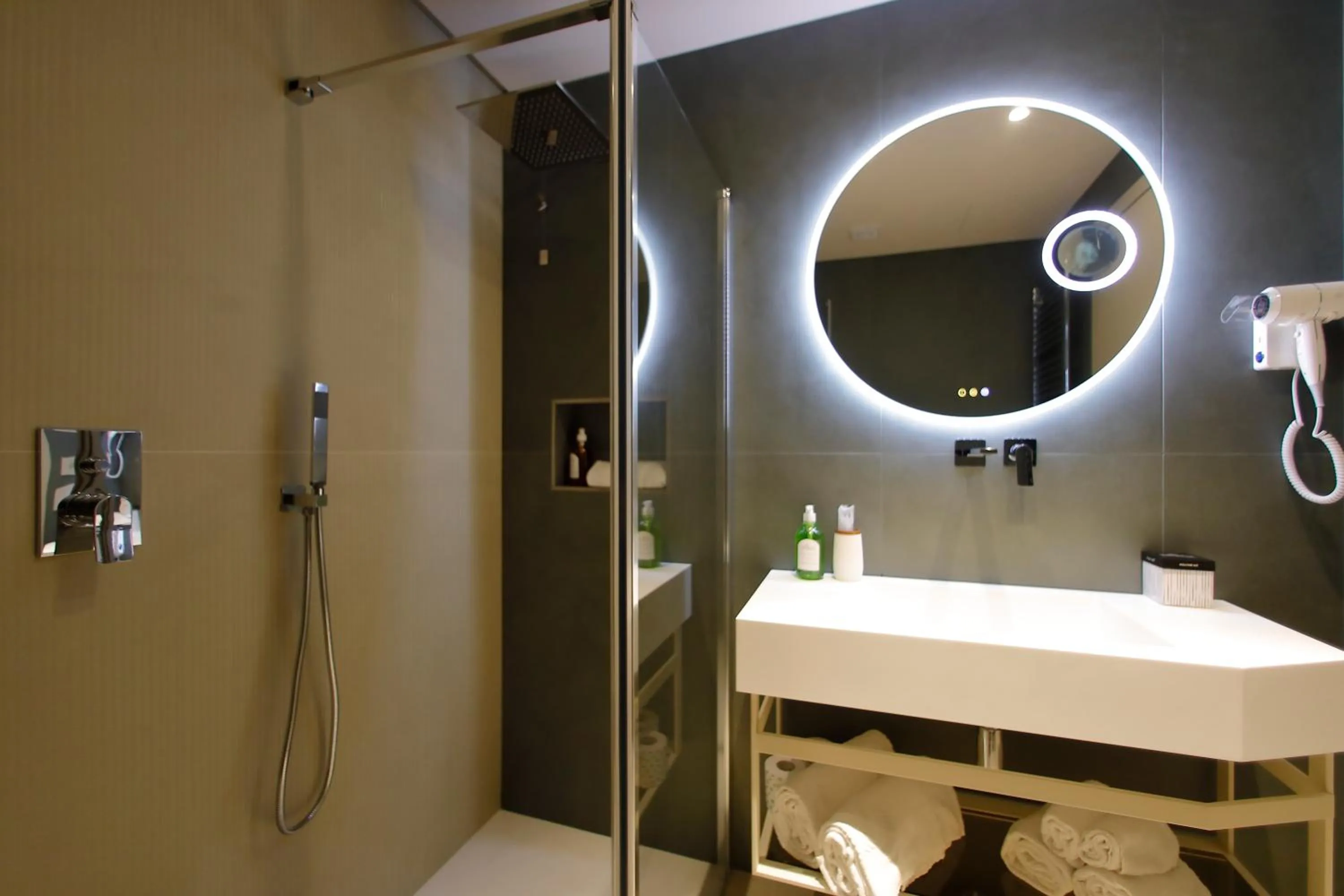 Shower in Hotel Unico by Dori