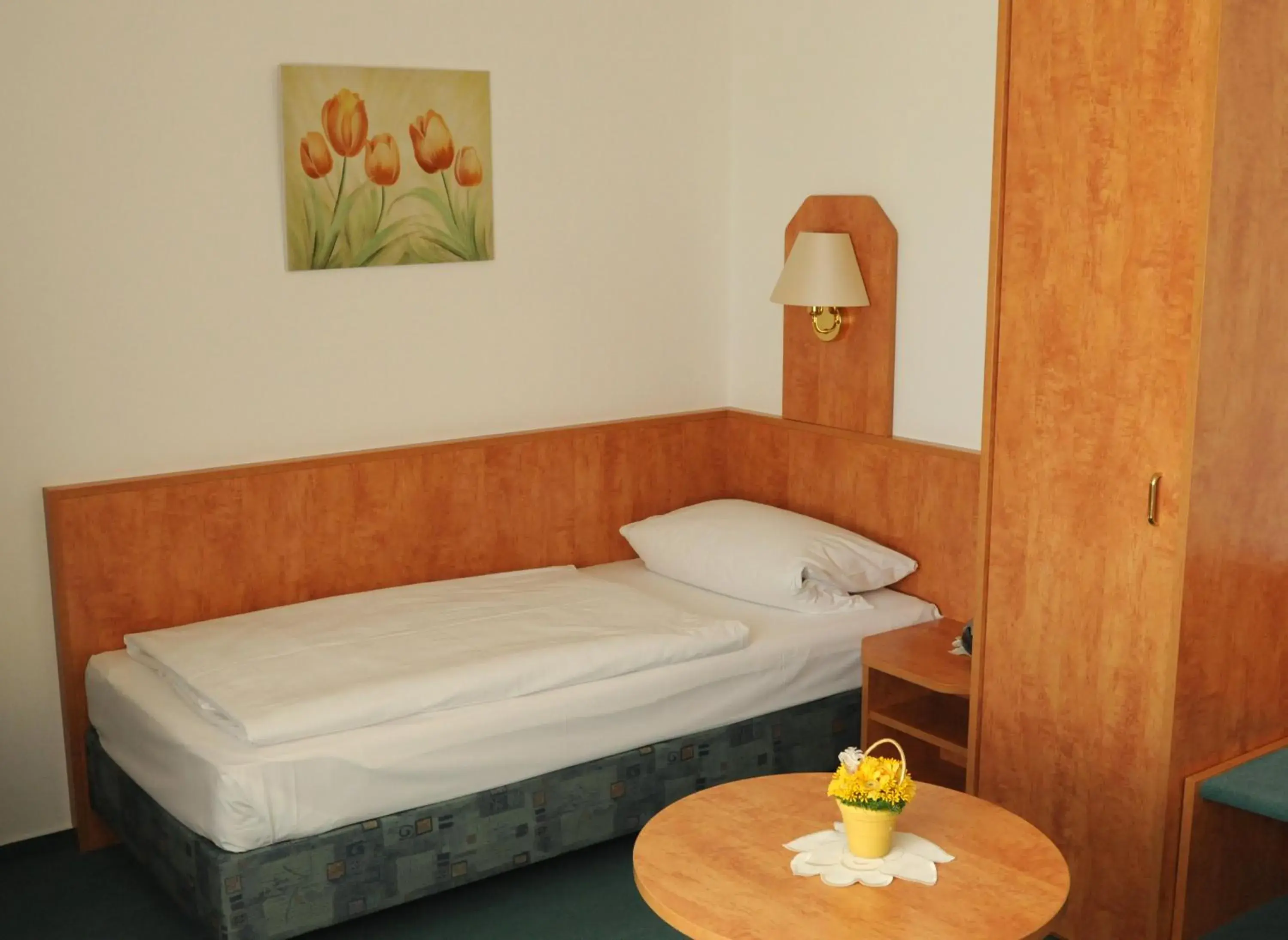 Single Room with Private Bathroom in Alter Dorfkrug Am Kanal Single Room with Private Bathroom in Alter Dorfkrug Am Kanal
