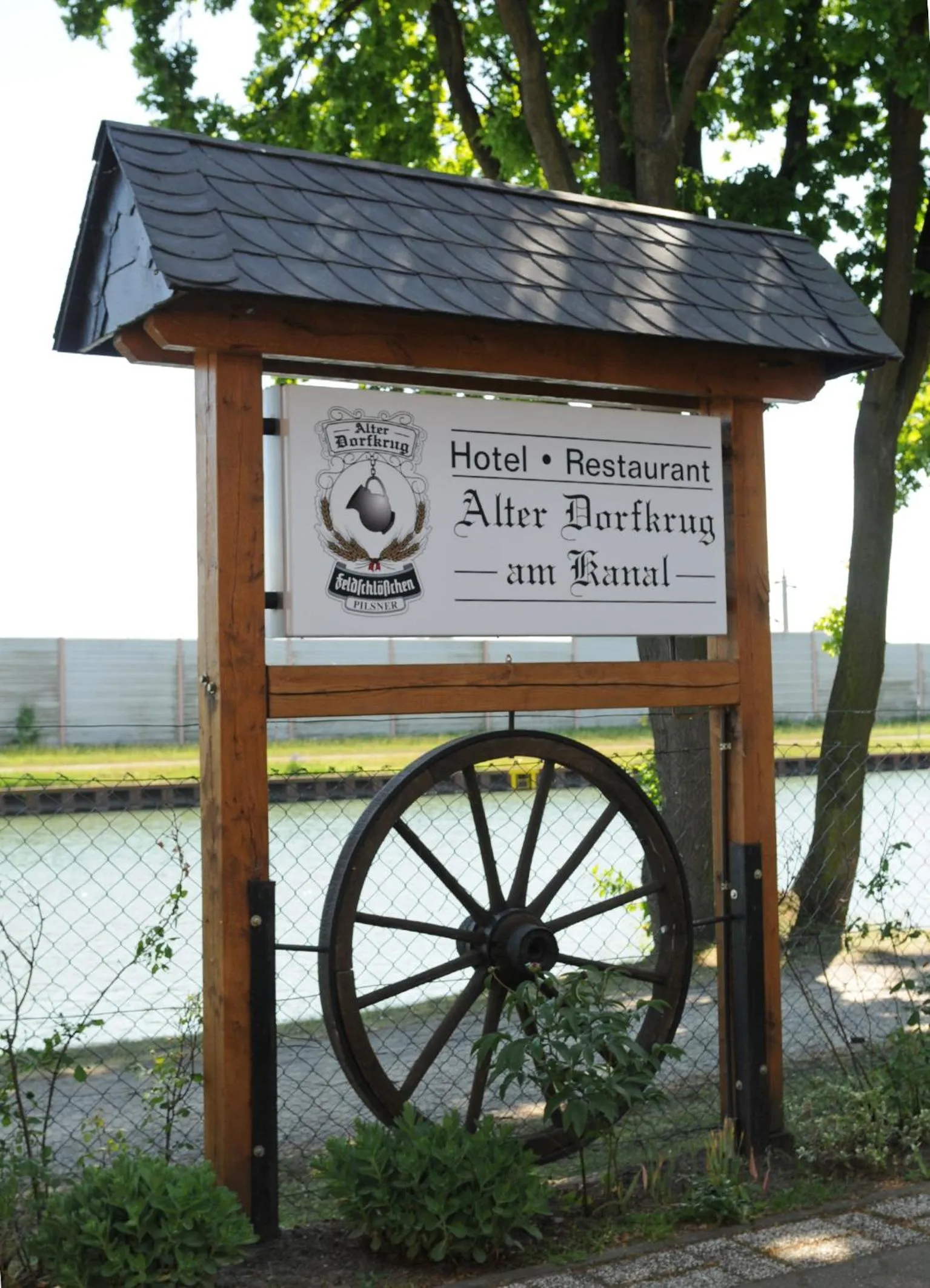 Facade/entrance in Alter Dorfkrug Am Kanal