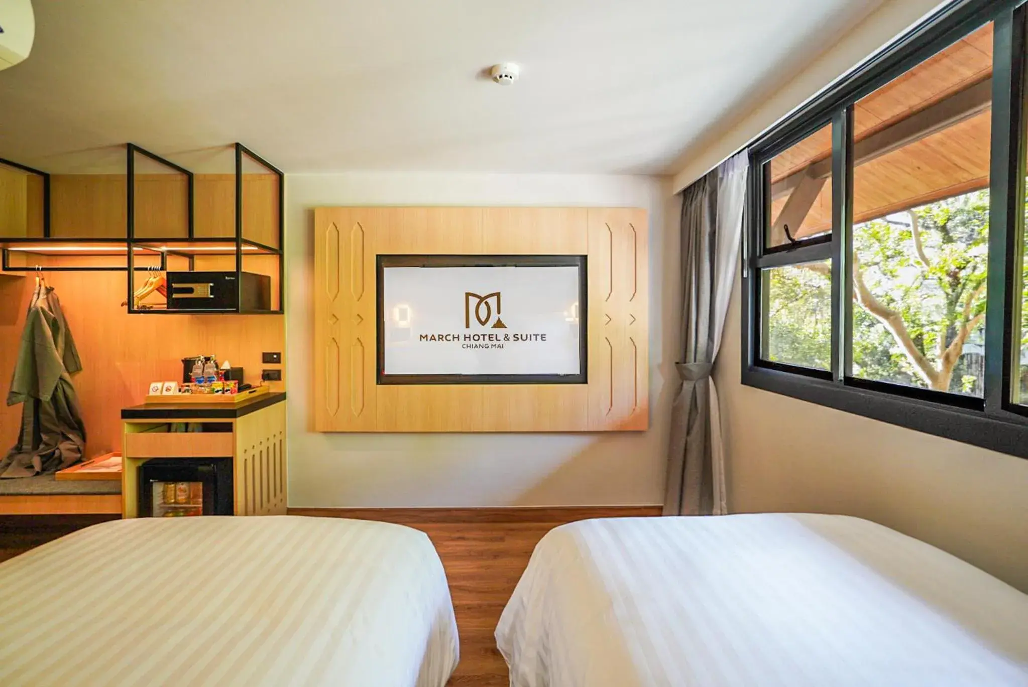 TV and multimedia, Bed in March Hotel & Suite Riverside TV and multimedia, Bed in March Hotel & Suite Riverside