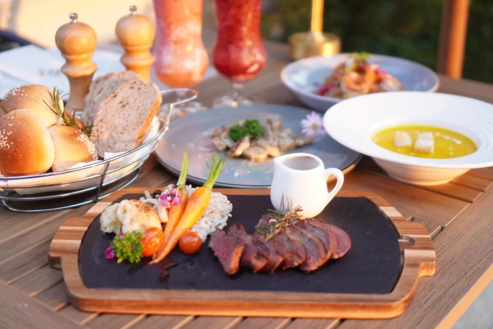 Food and drinks in March Hotel & Suite Riverside