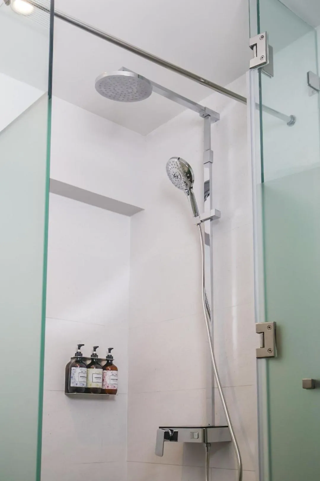 Shower in March Hotel & Suite Riverside