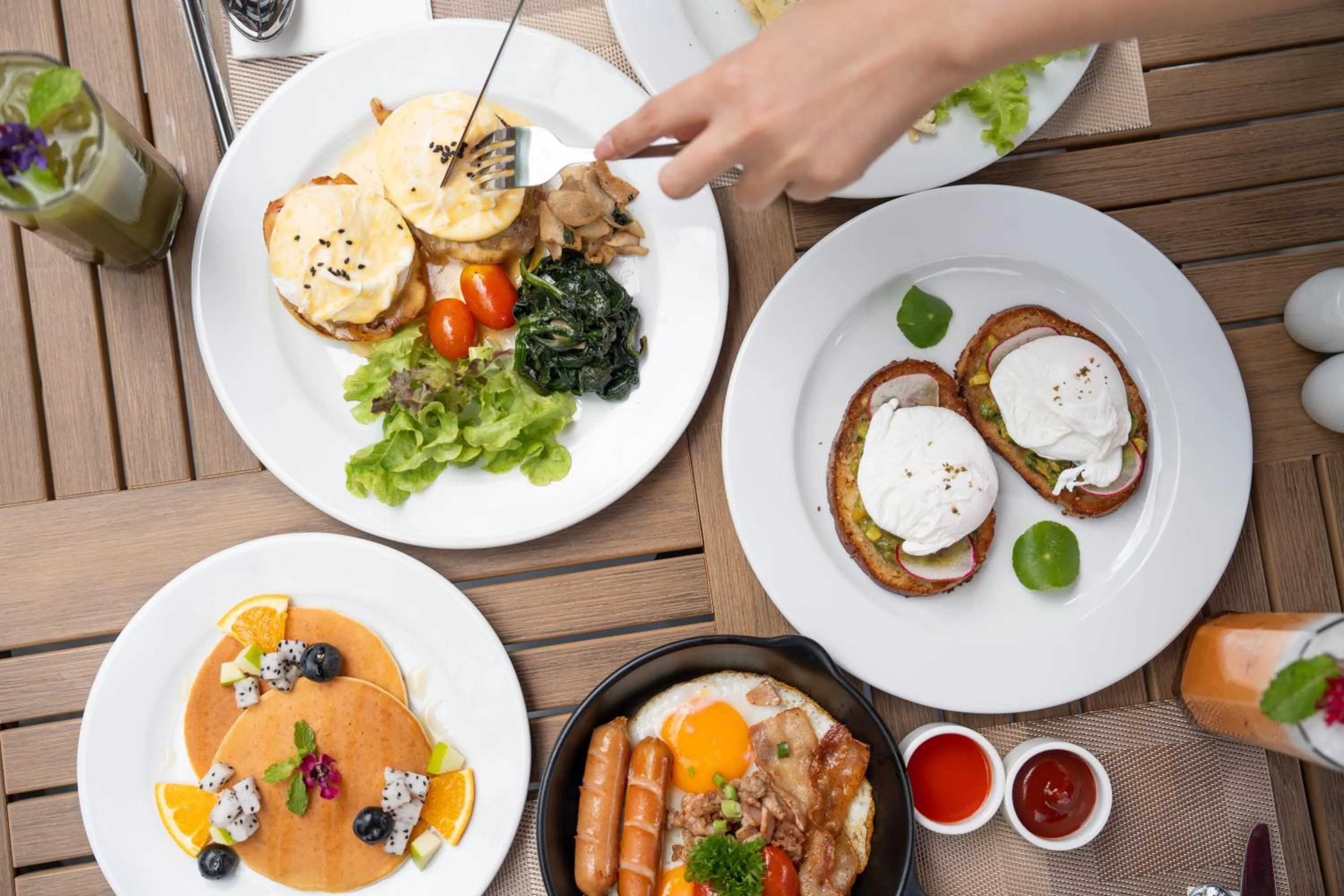 Food and drinks in March Hotel & Suite Riverside