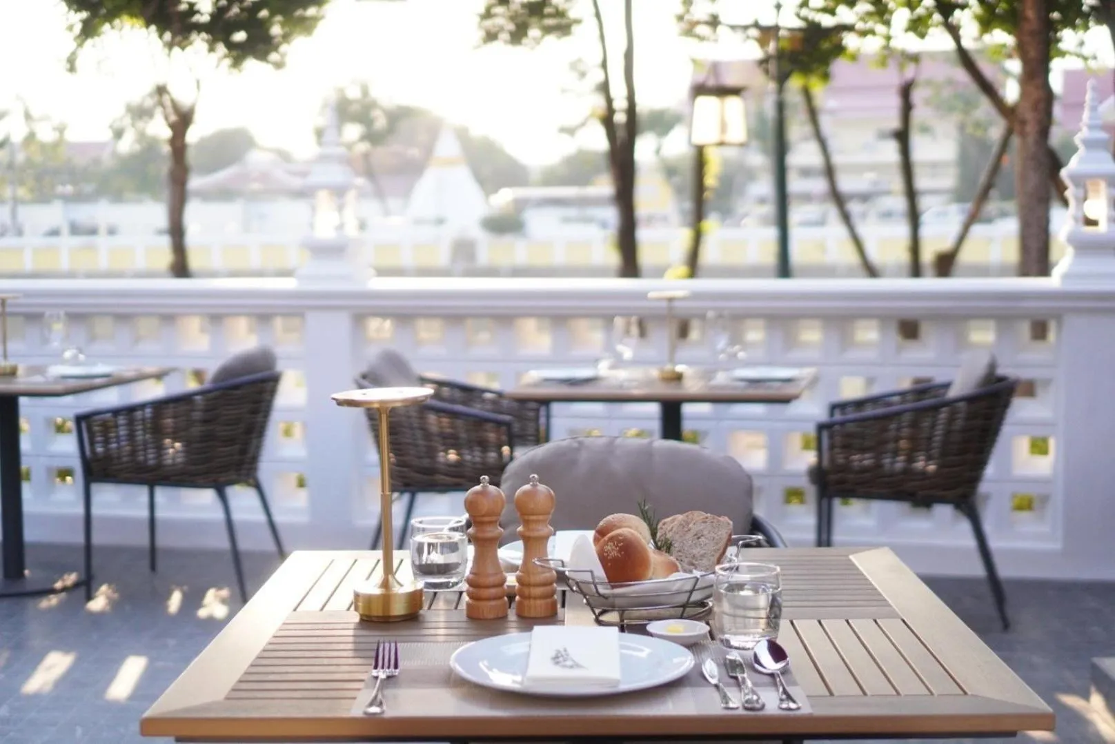 Restaurant/places to eat in March Hotel & Suite Riverside