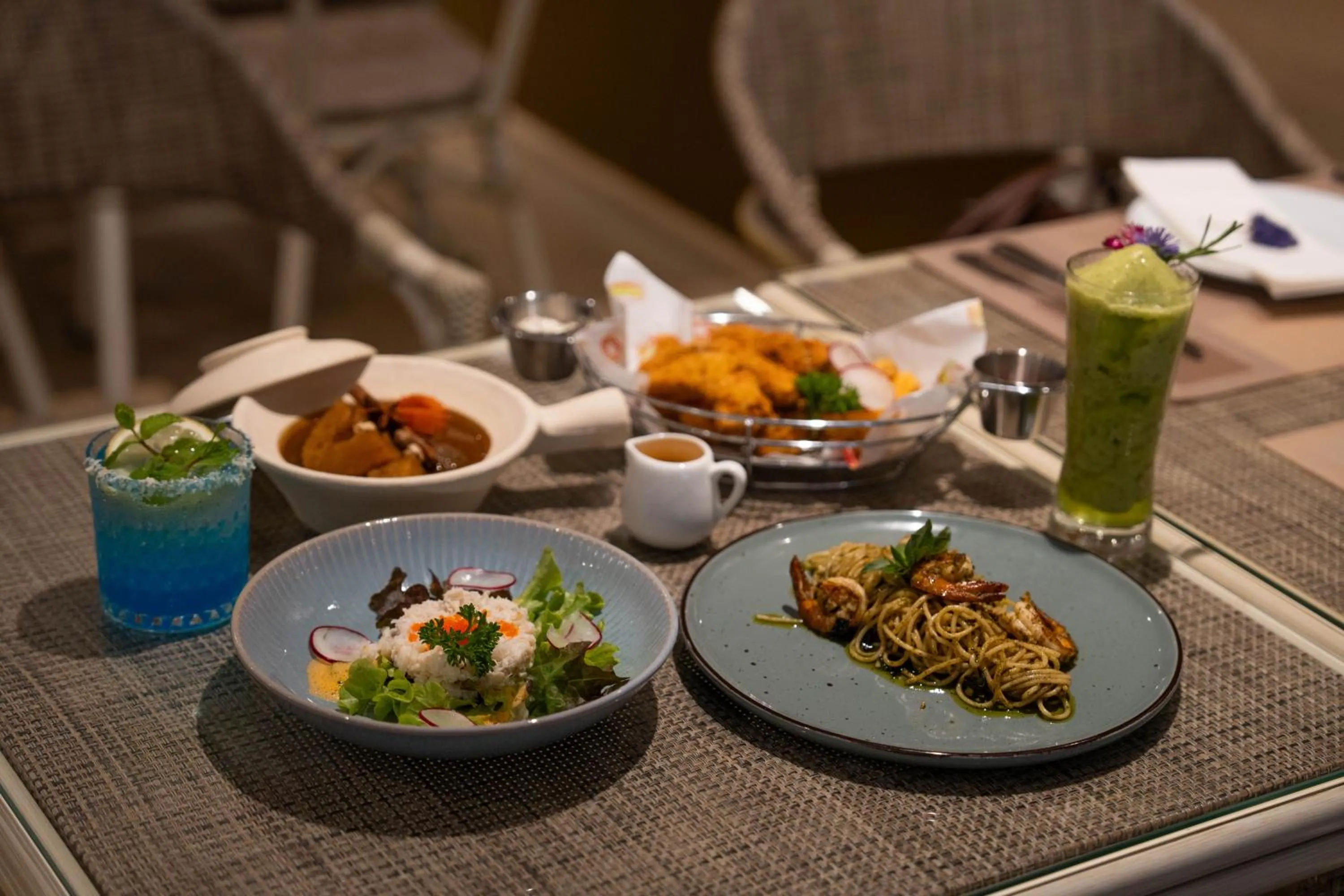 Restaurant/places to eat in March Hotel & Suite Riverside