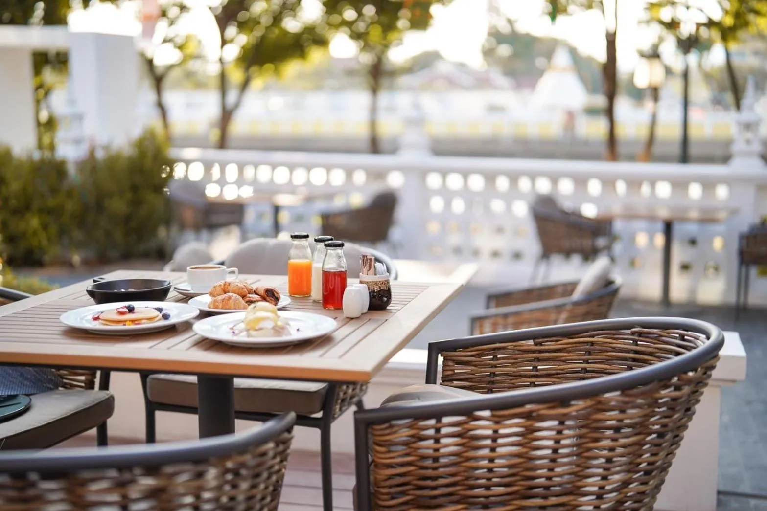 Restaurant/places to eat in March Hotel & Suite Riverside