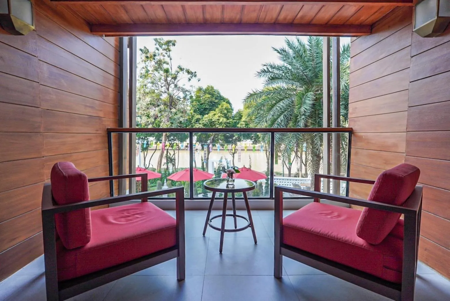 Seating area in March Hotel & Suite Riverside