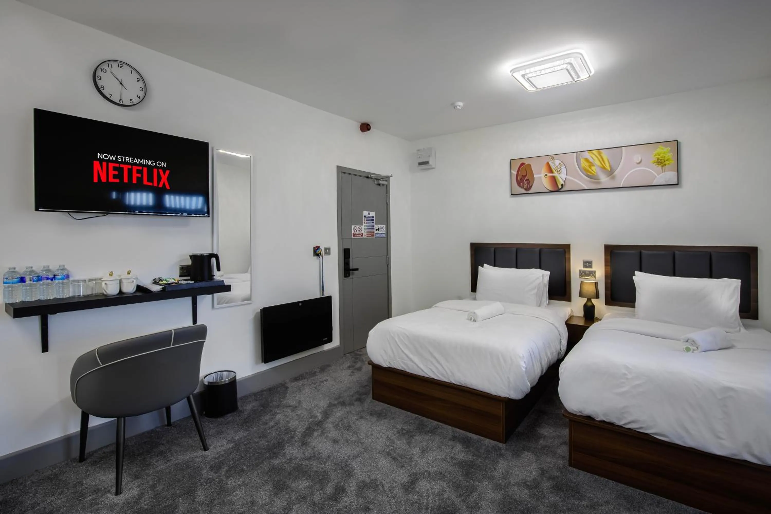 Bedroom, Bed in Empire Inn
