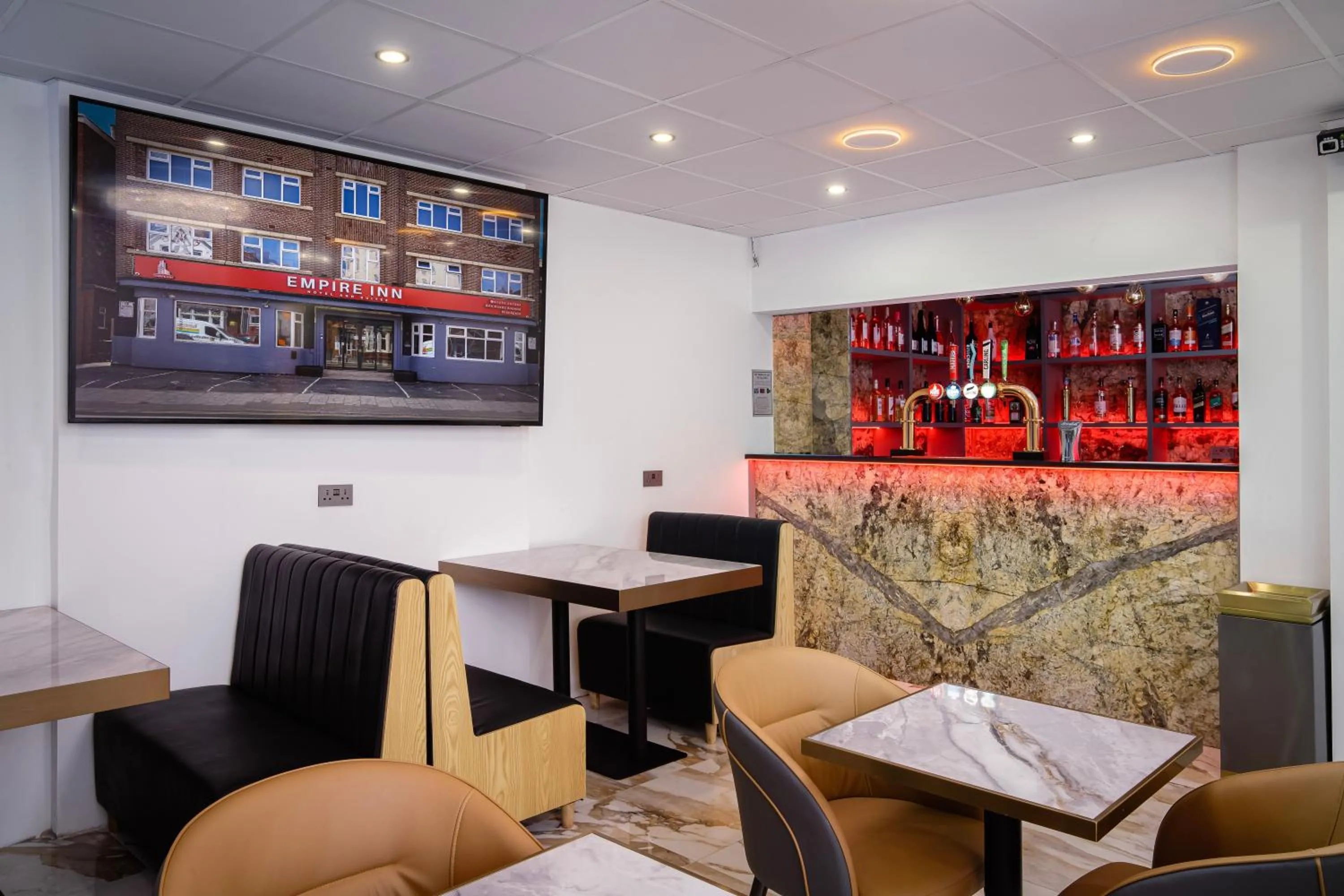 Lounge or bar in Empire Inn