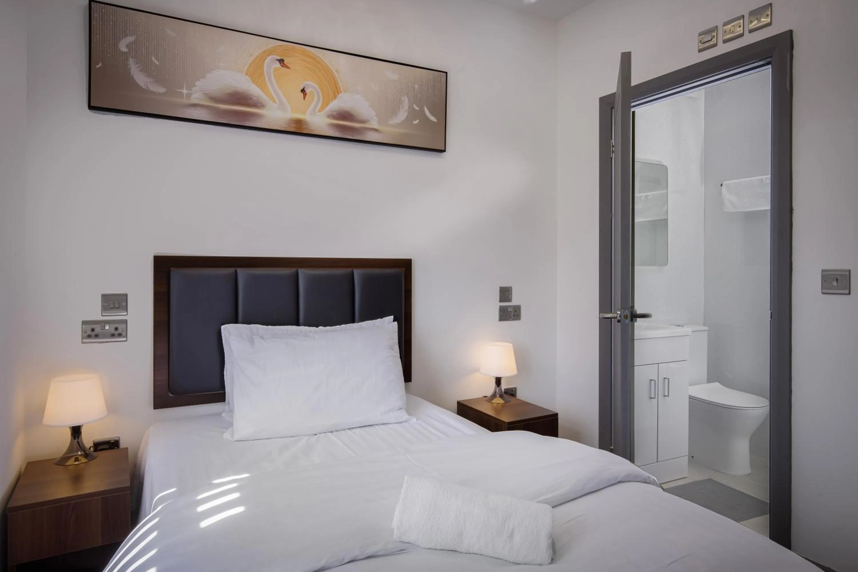 Bedroom, Bed in Empire Inn