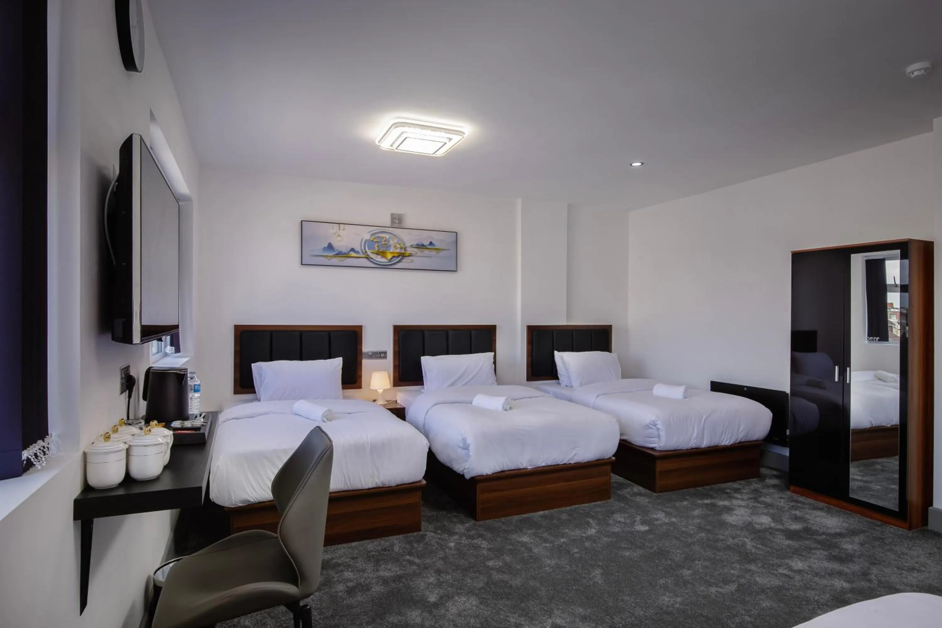 Bedroom, Bed in Empire Inn