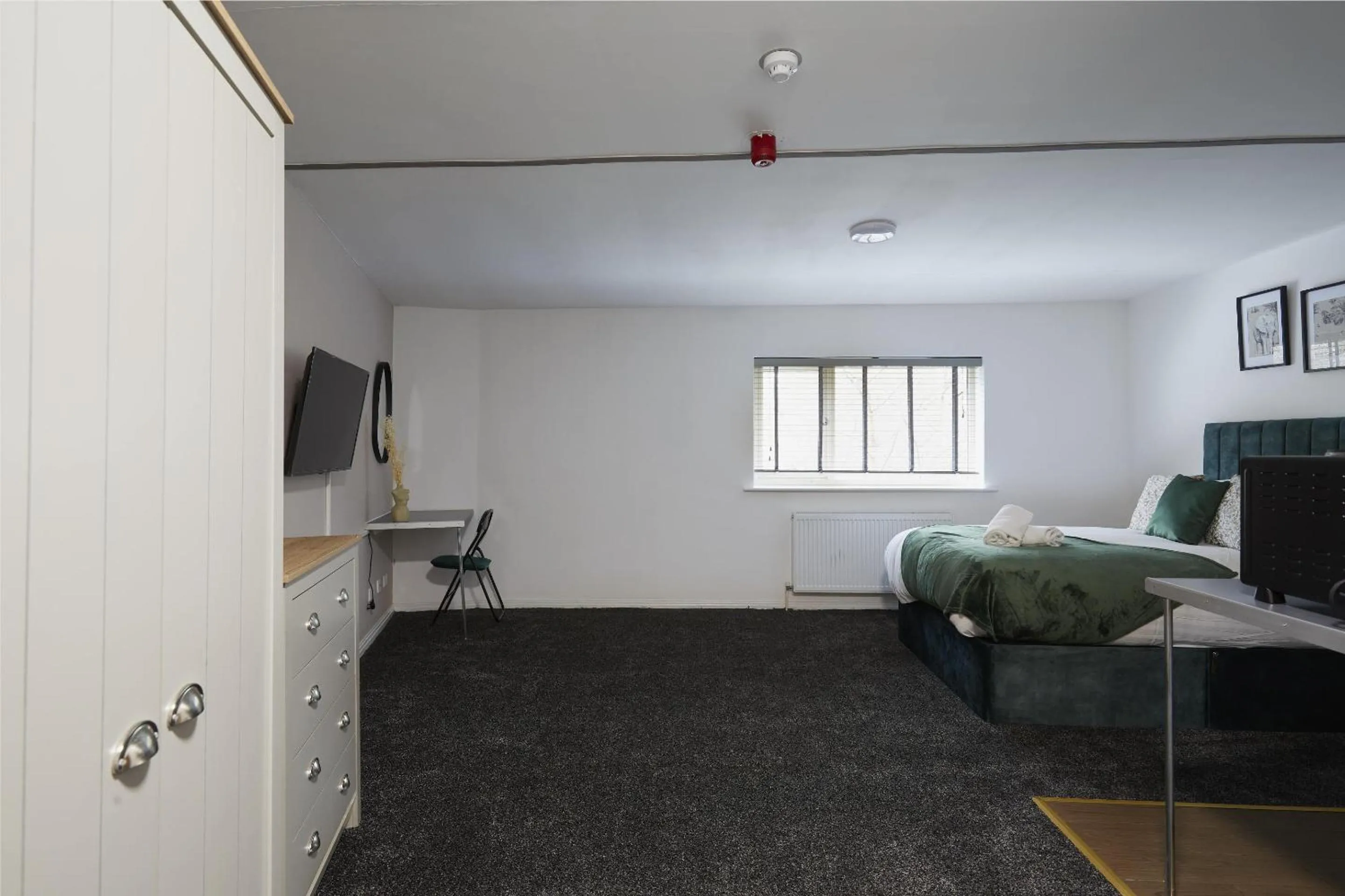 Bedroom, Bed in Hayy Studios at Castleford