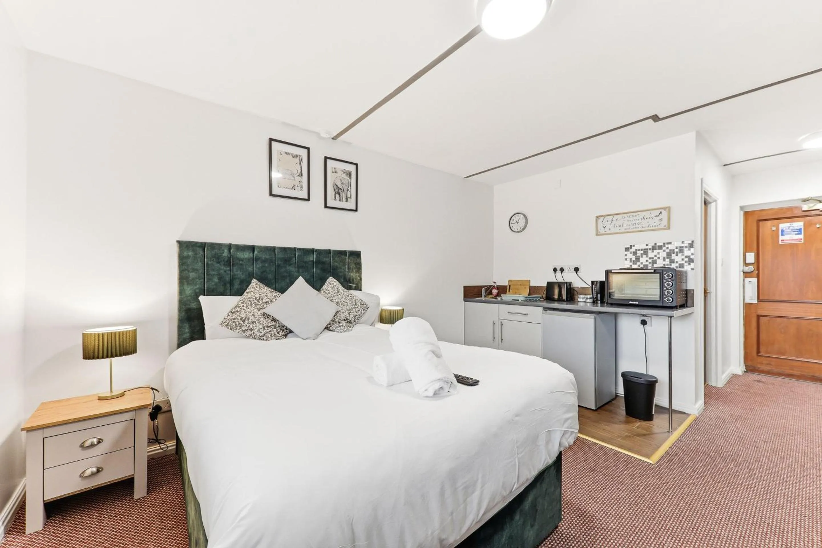 Bedroom, Bed in Hayy Studios at Castleford