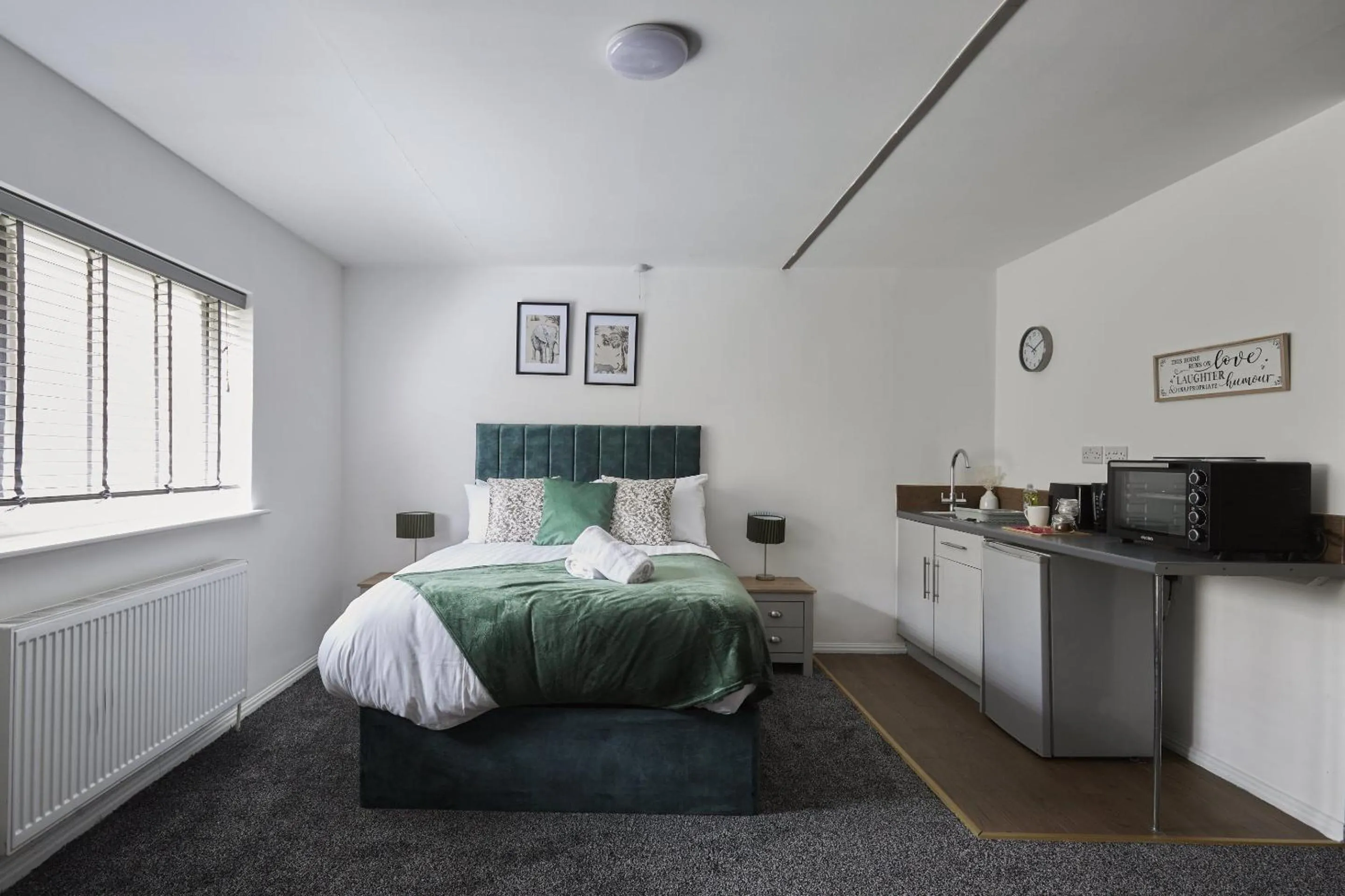 Bedroom, Bed in Hayy Studios at Castleford