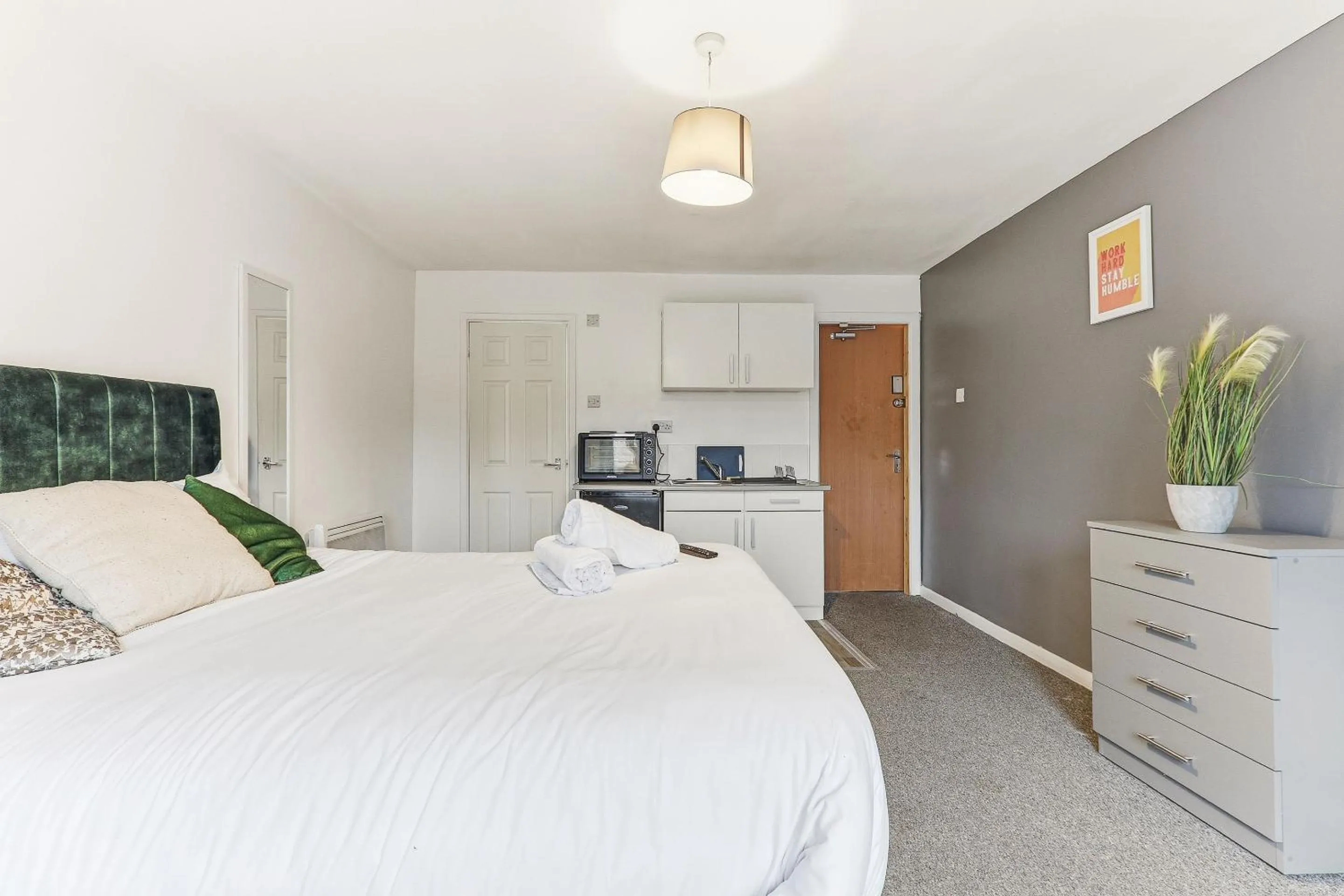 Bedroom, Bed in Hayy Studios at Castleford