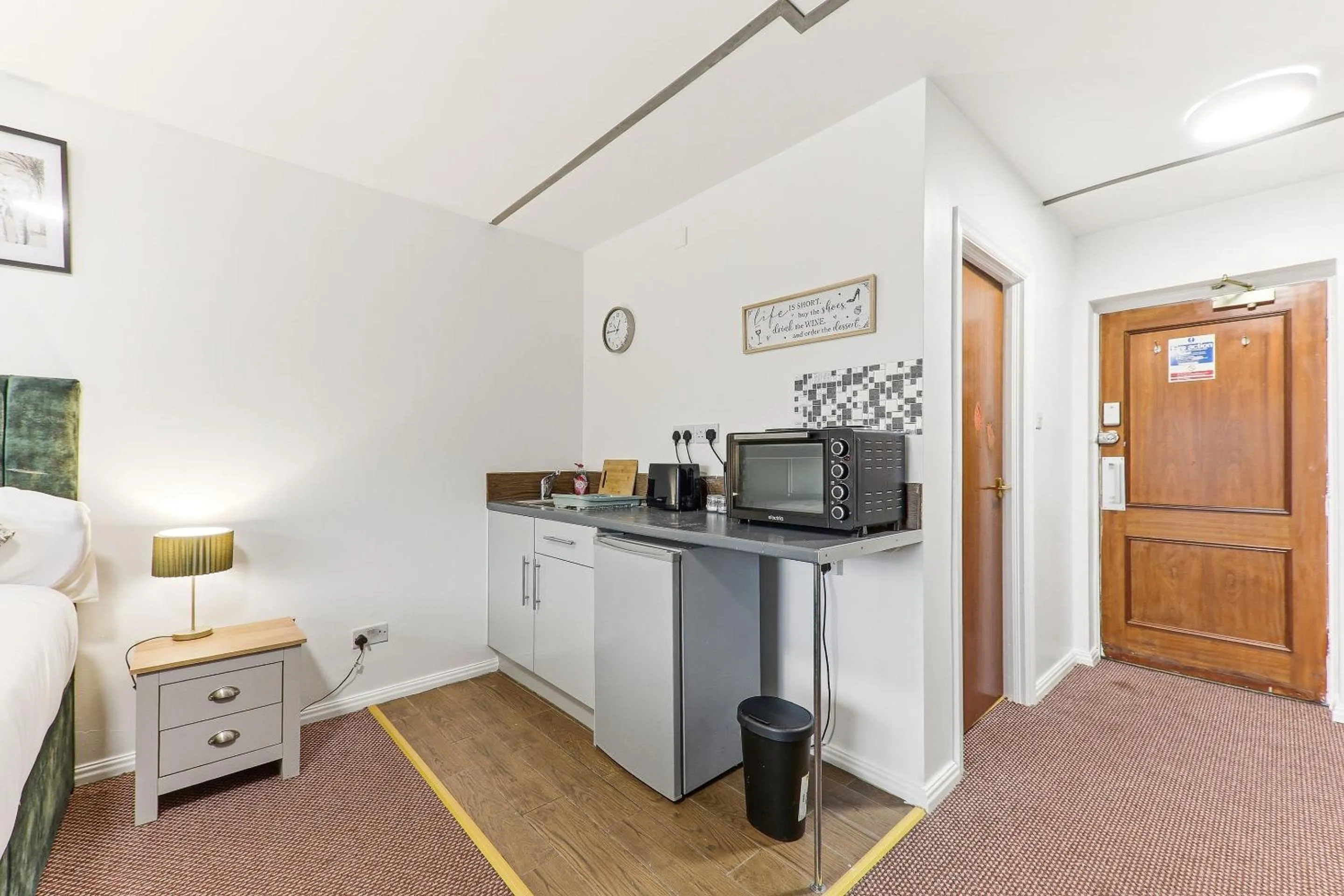 Kitchen or kitchenette, Bed in Hayy Studios at Castleford