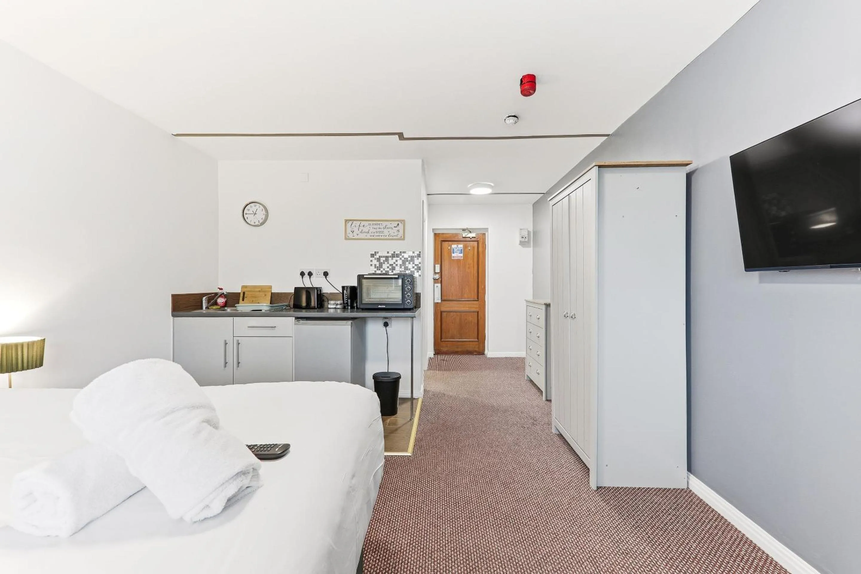 Bedroom, Bed in Hayy Studios at Castleford