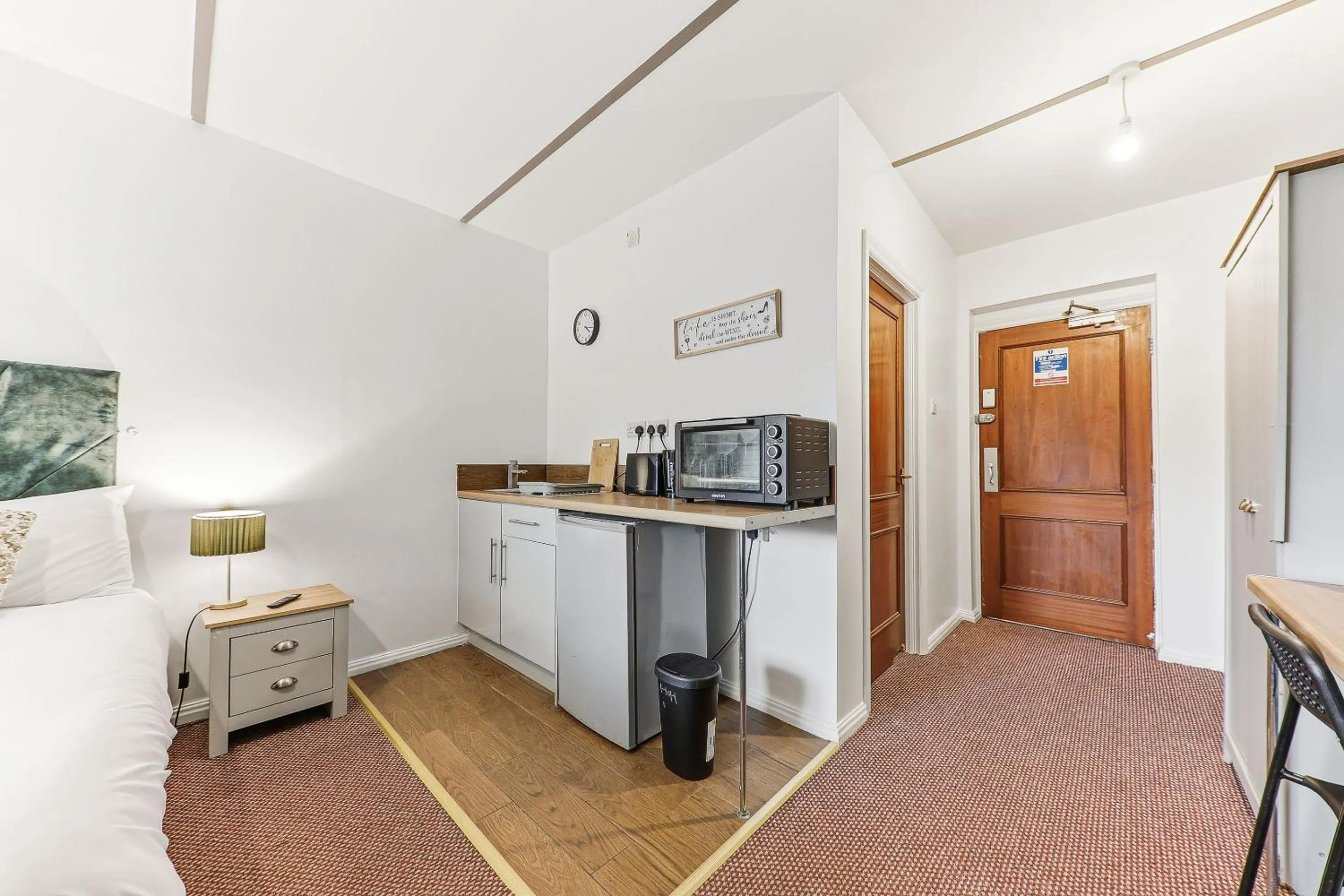 Kitchen or kitchenette, Bed in Hayy Studios at Castleford