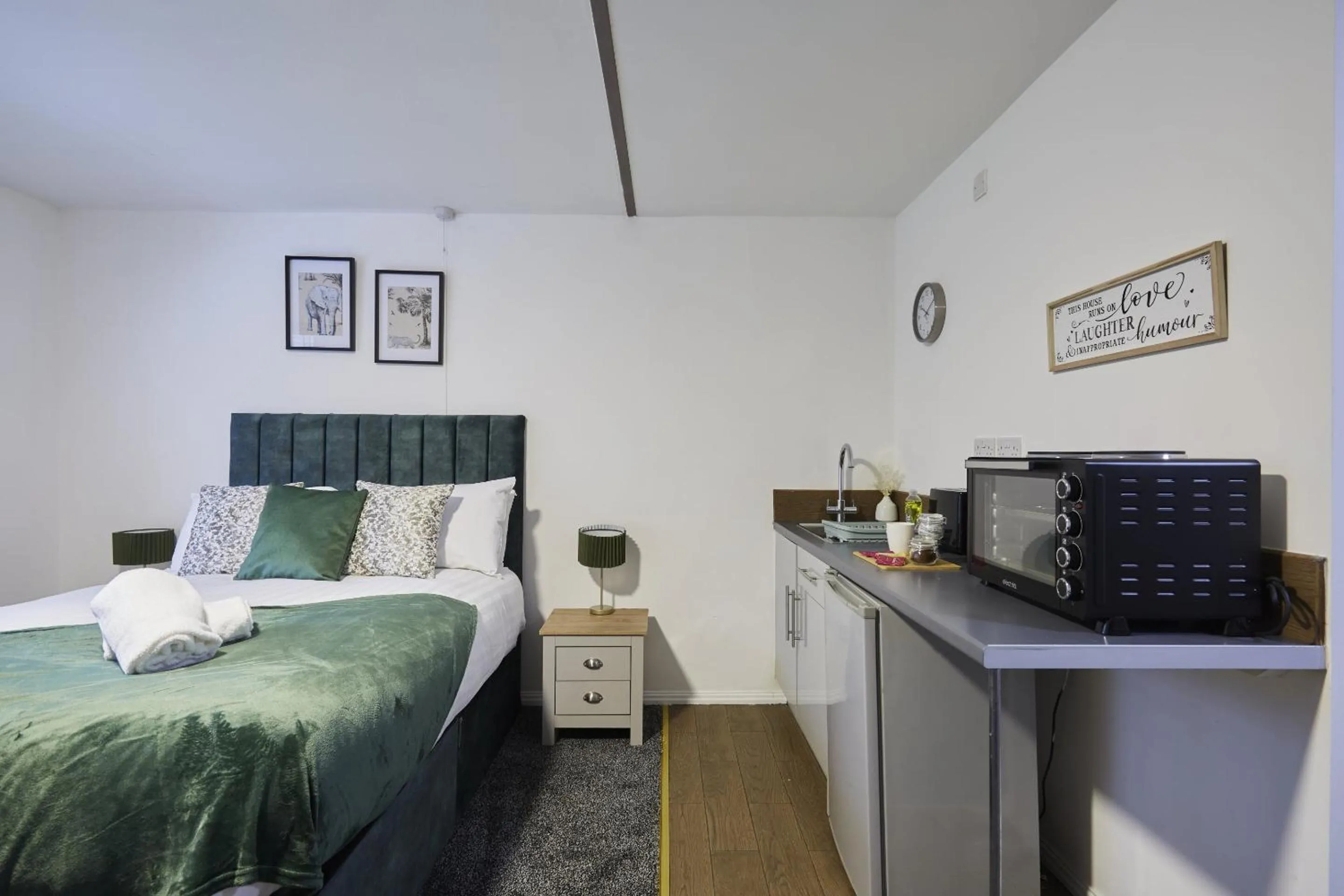 Bedroom, Bed in Hayy Studios at Castleford