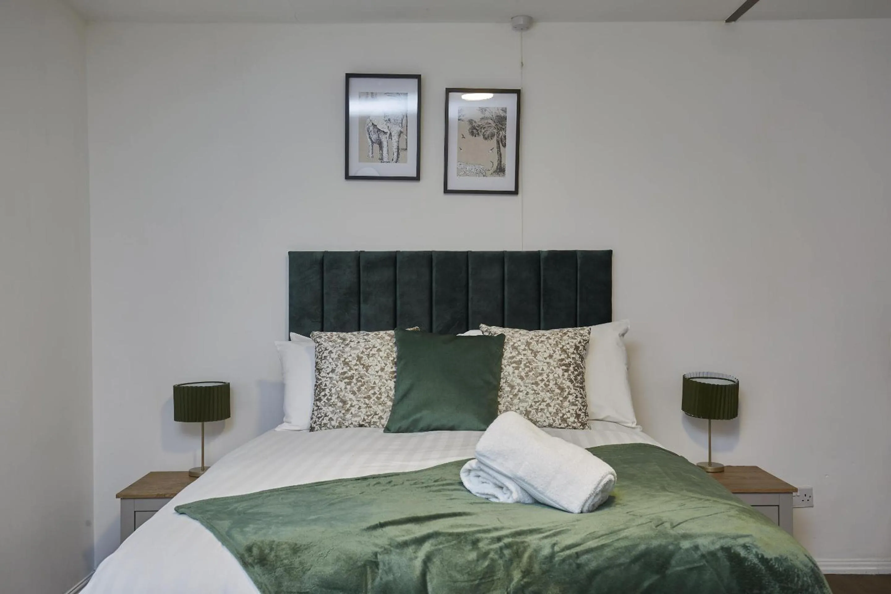 Bedroom, Bed in Hayy Studios at Castleford