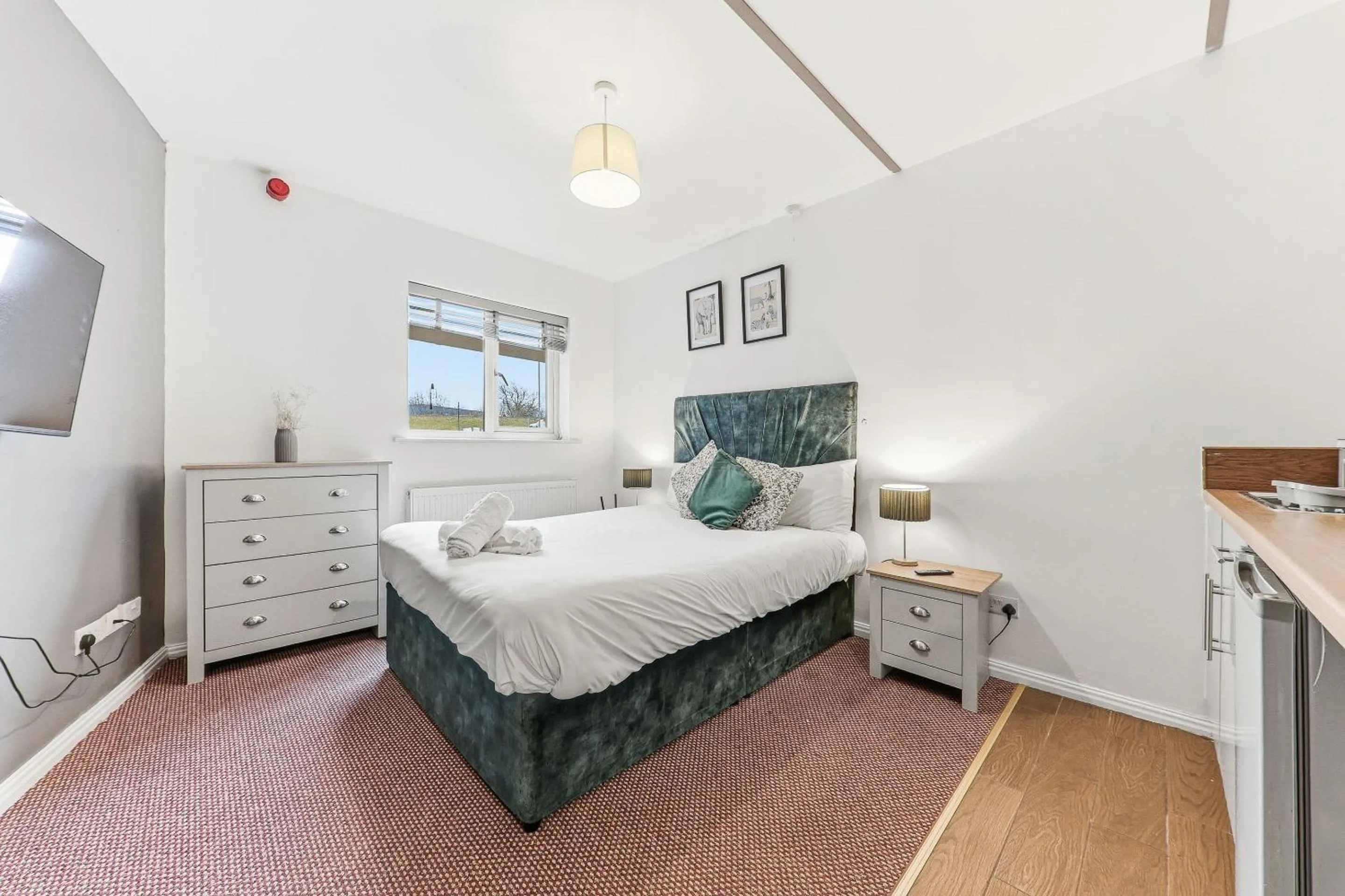 Bedroom, Bed in Hayy Studios at Castleford