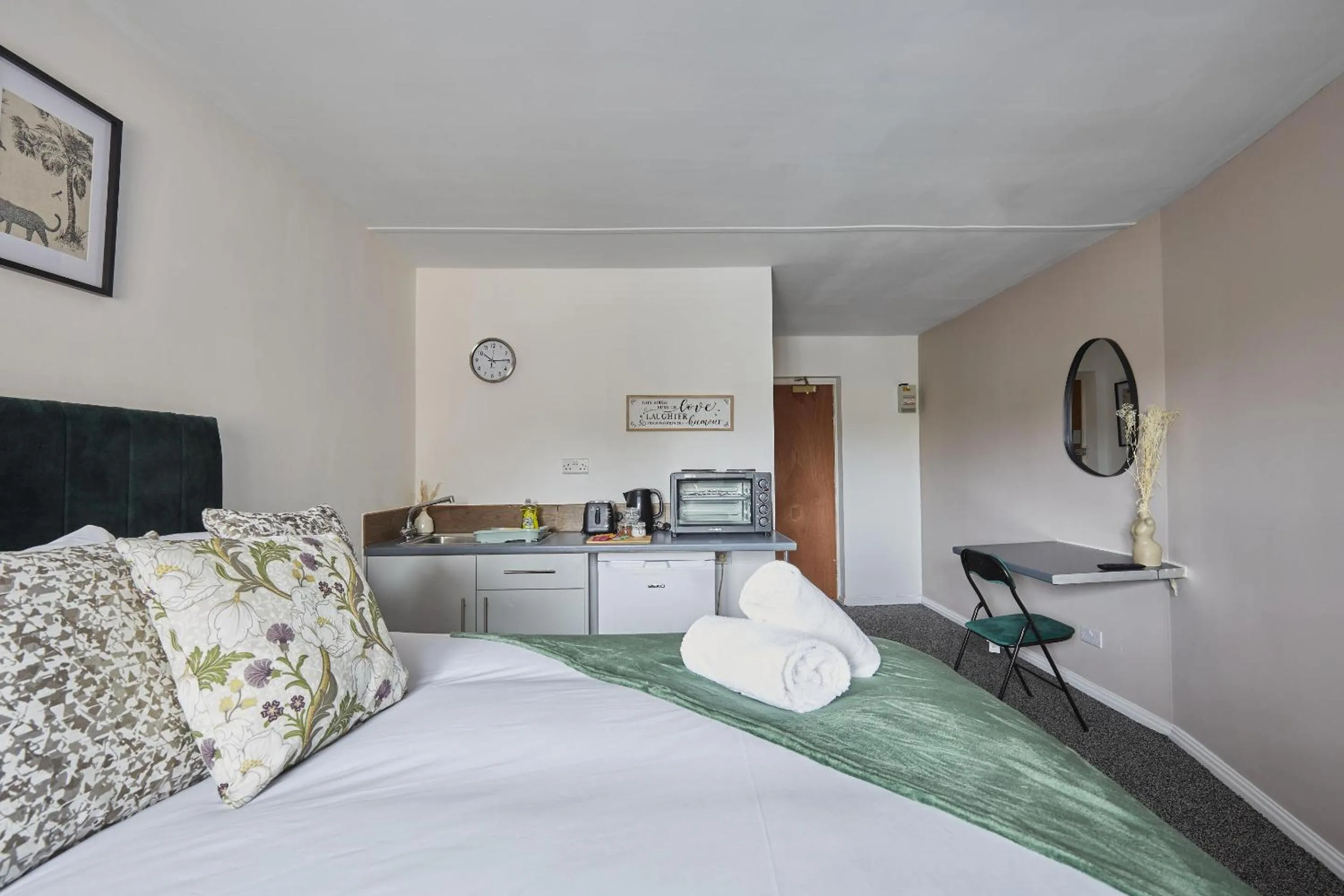 Bedroom, Bed in Hayy Studios at Castleford