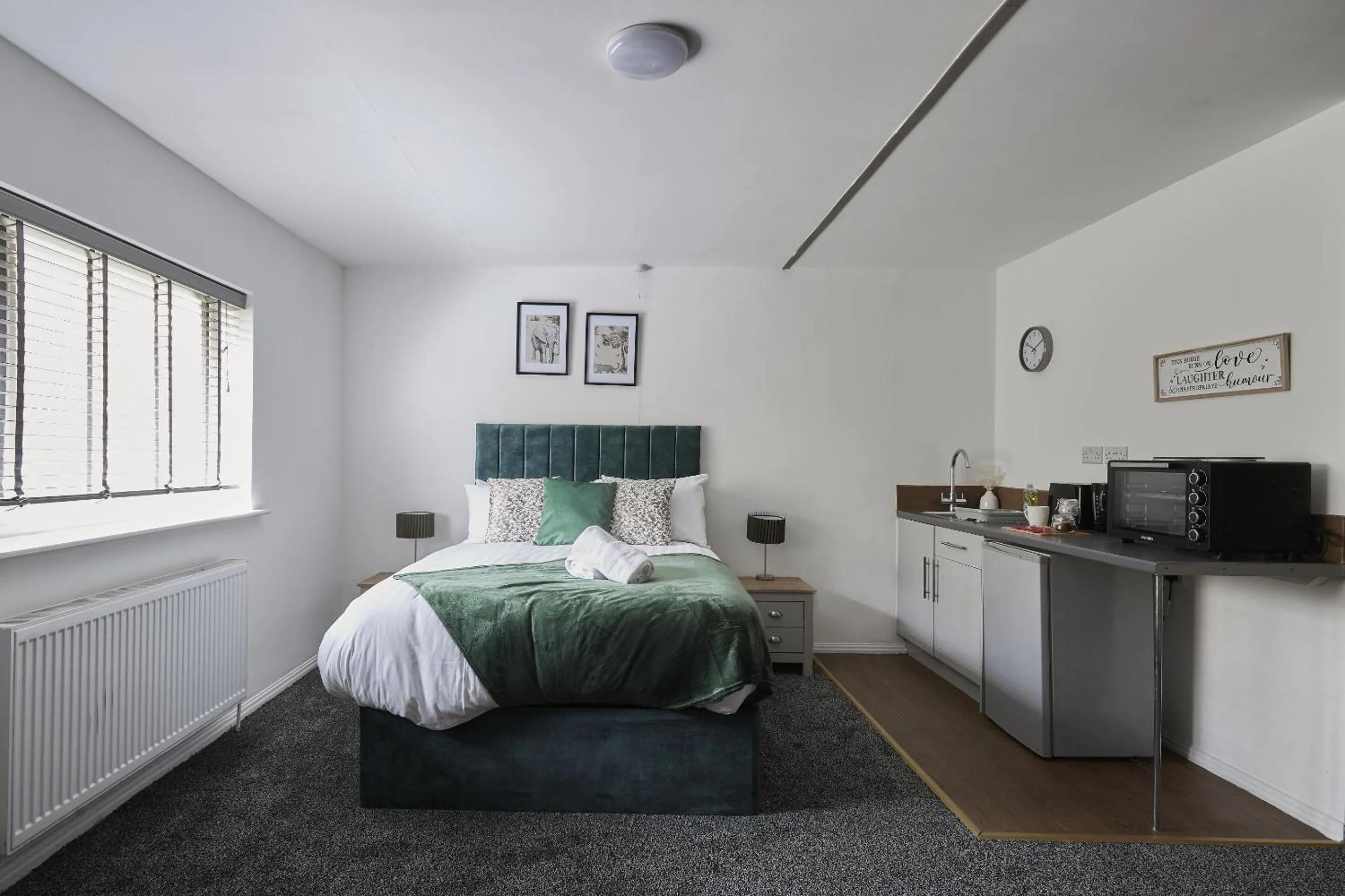 Bedroom, Bed in Hayy Studios at Castleford