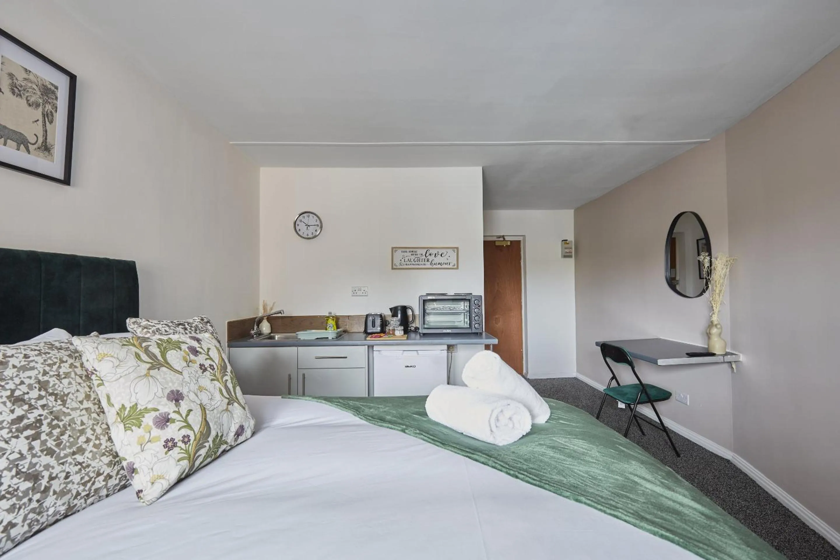 Bedroom, Bed in Hayy Studios at Castleford