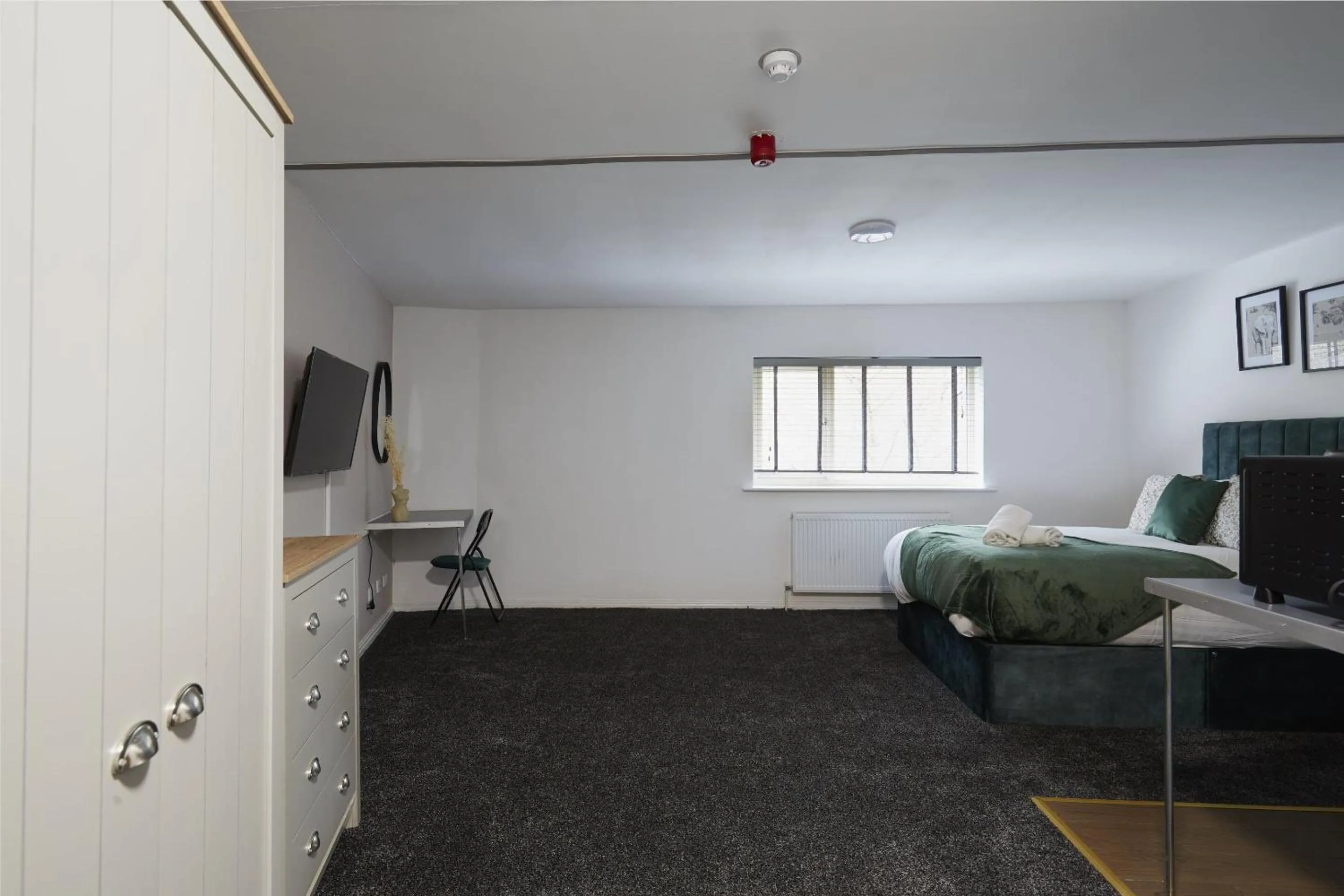 Bedroom, Bed in Hayy Studios at Castleford