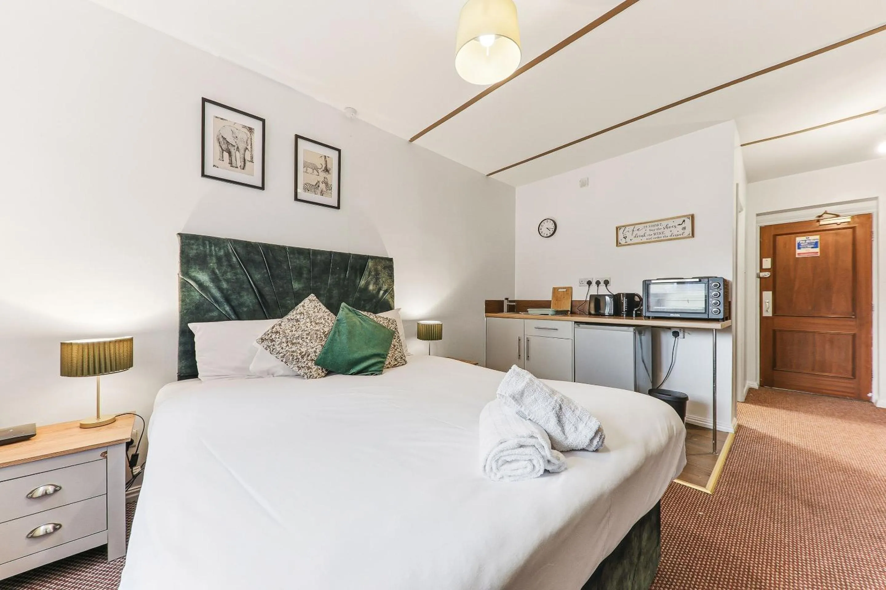 Bedroom, Bed in Hayy Studios at Castleford