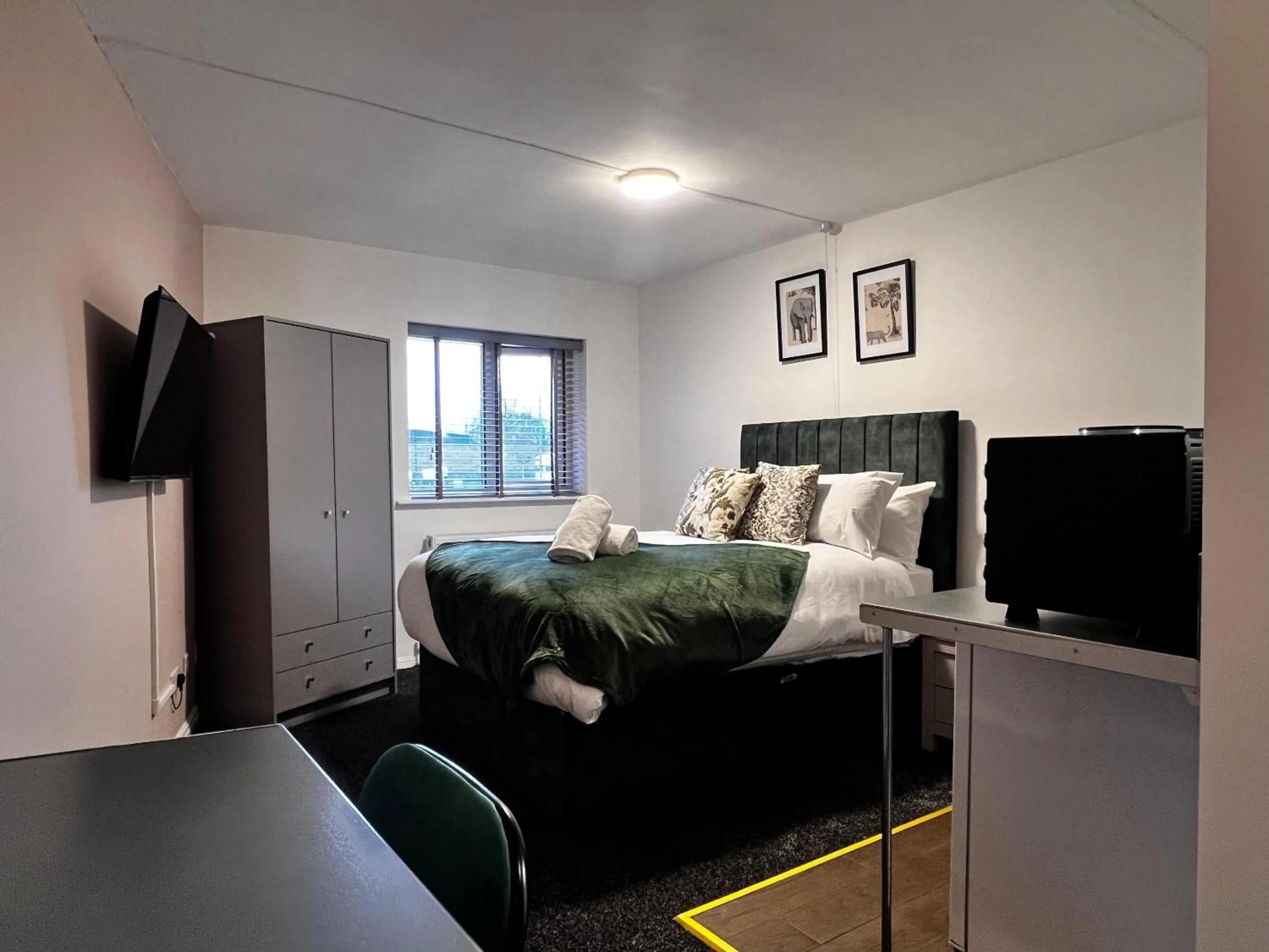 Bedroom, Bed in Hayy Studios at Castleford