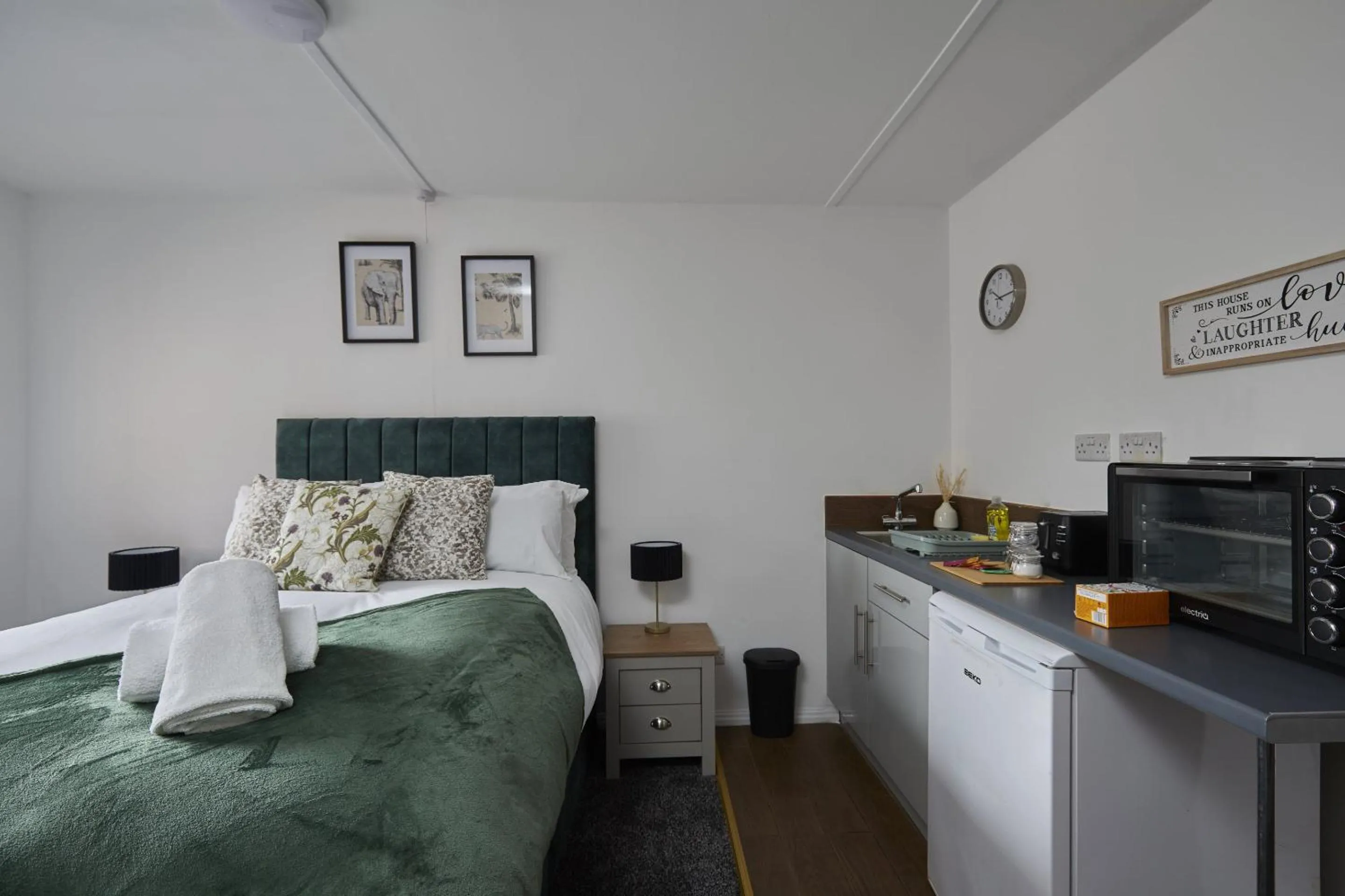 Bedroom, Bed in Hayy Studios at Castleford