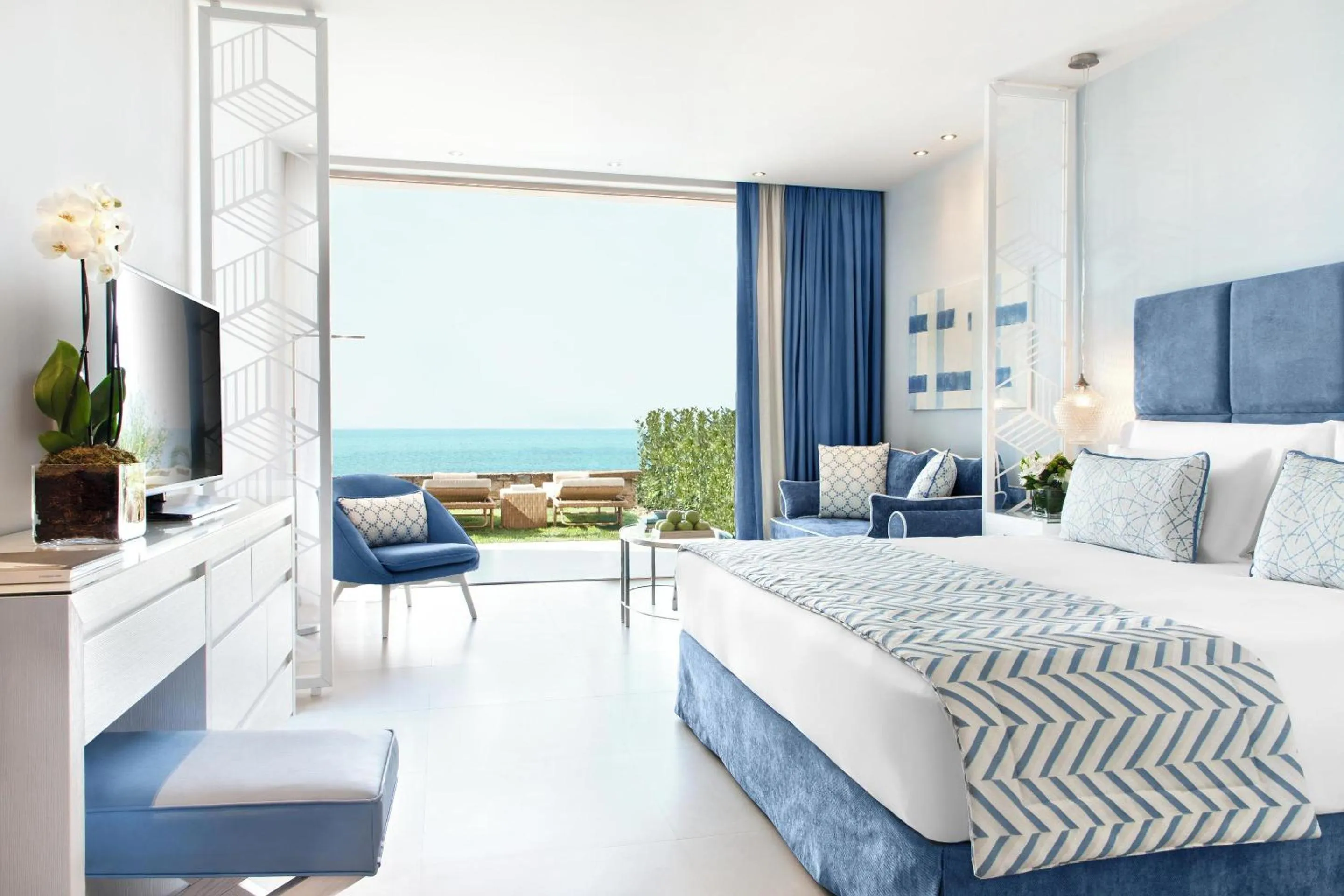 Photo of the whole room, Bed in Ikos Oceania