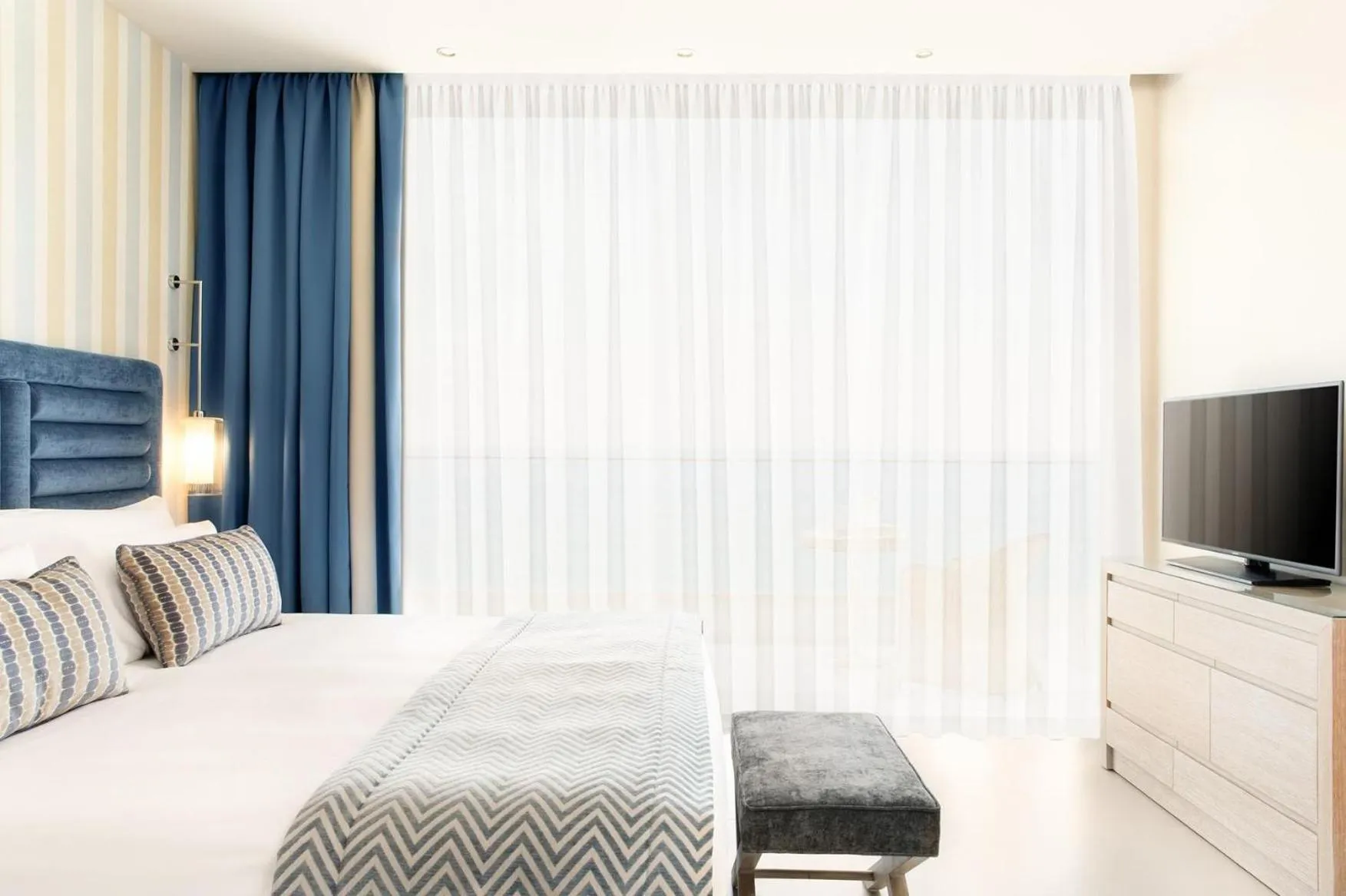 Photo of the whole room, Bed in Ikos Oceania