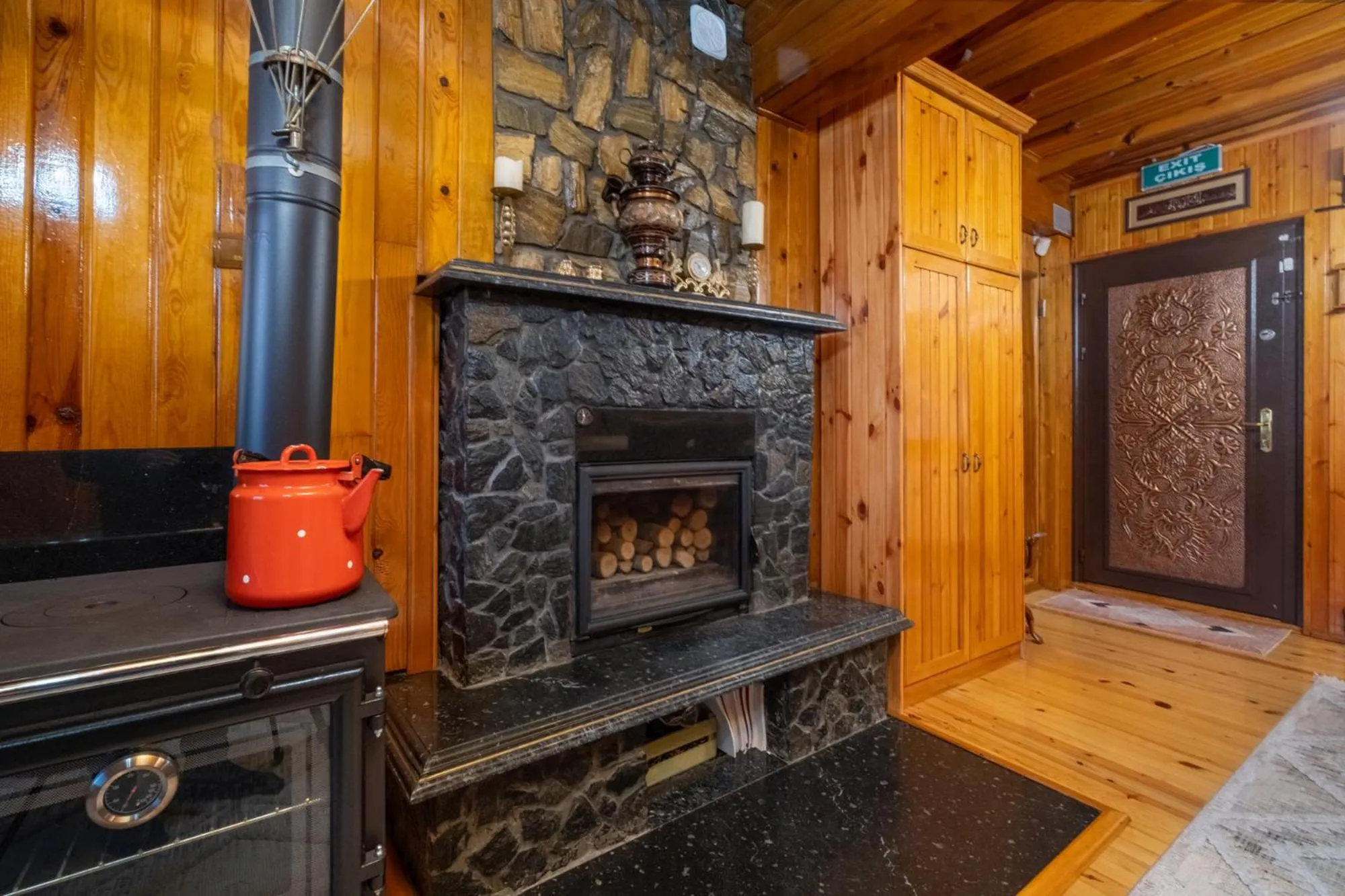 Communal lounge/ TV room in Uludag Tatil Evleri & Villa Dogus Uludağ