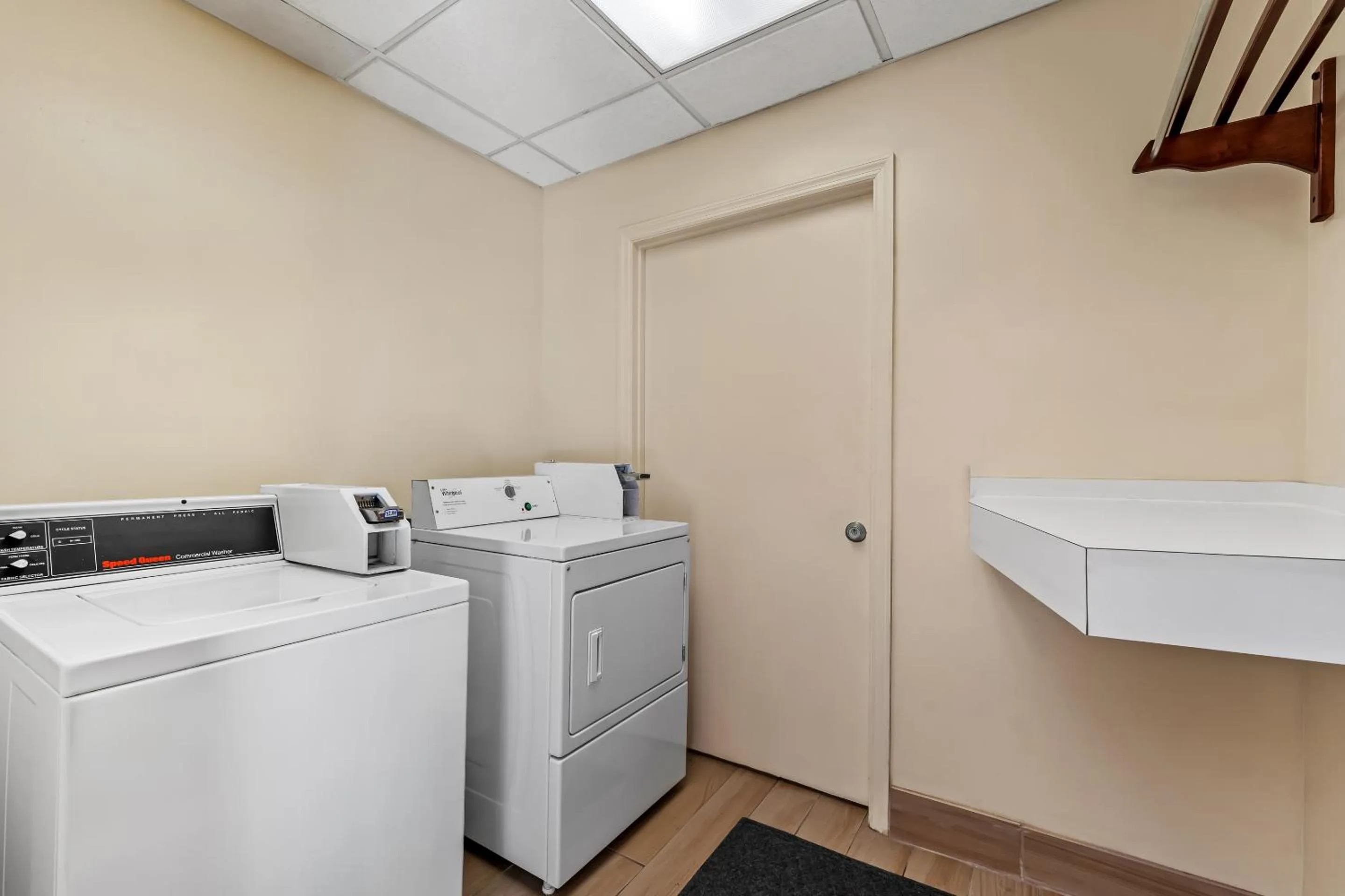 laundry in Rodeway Inn