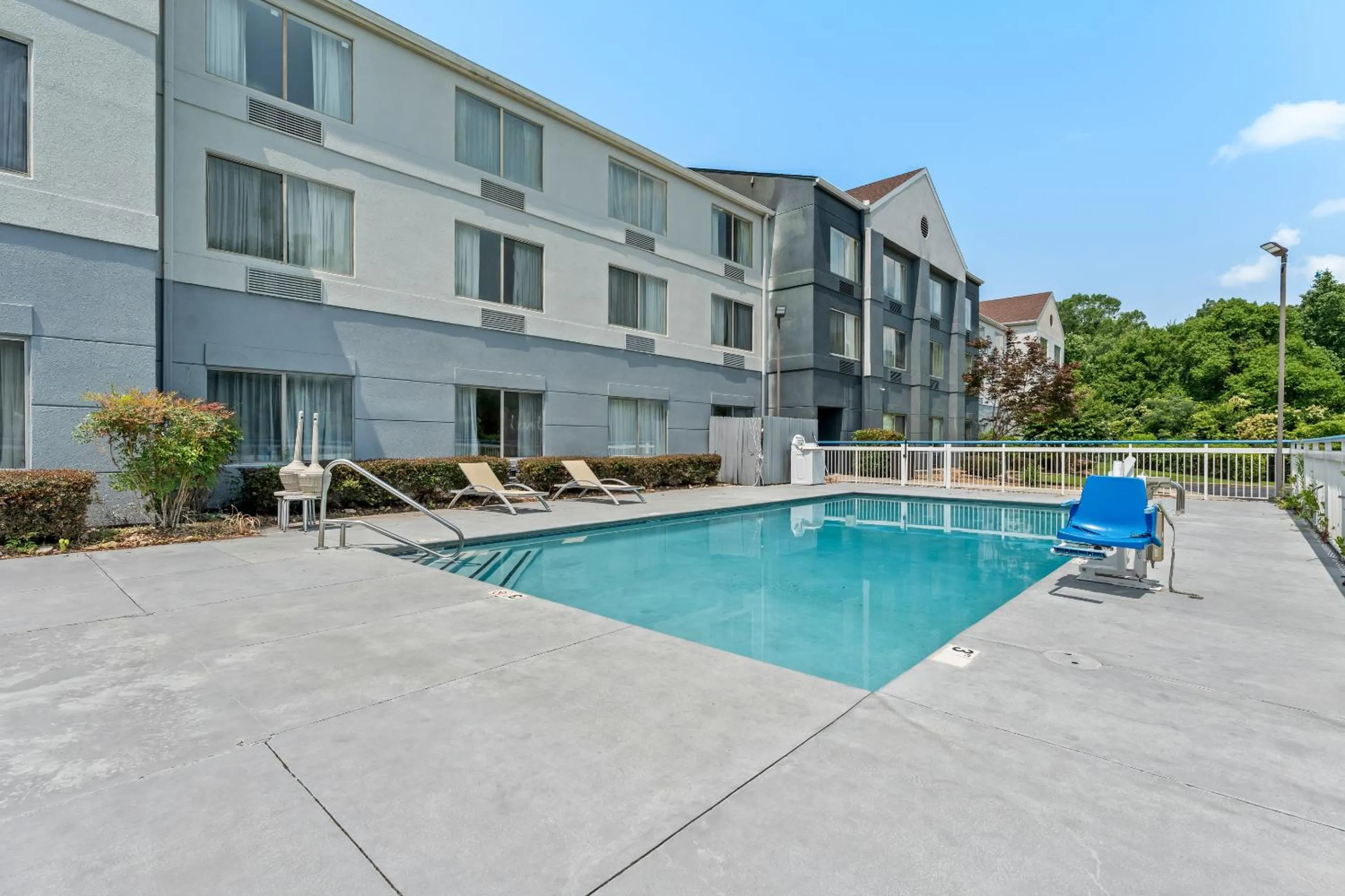 Swimming pool in Rodeway Inn