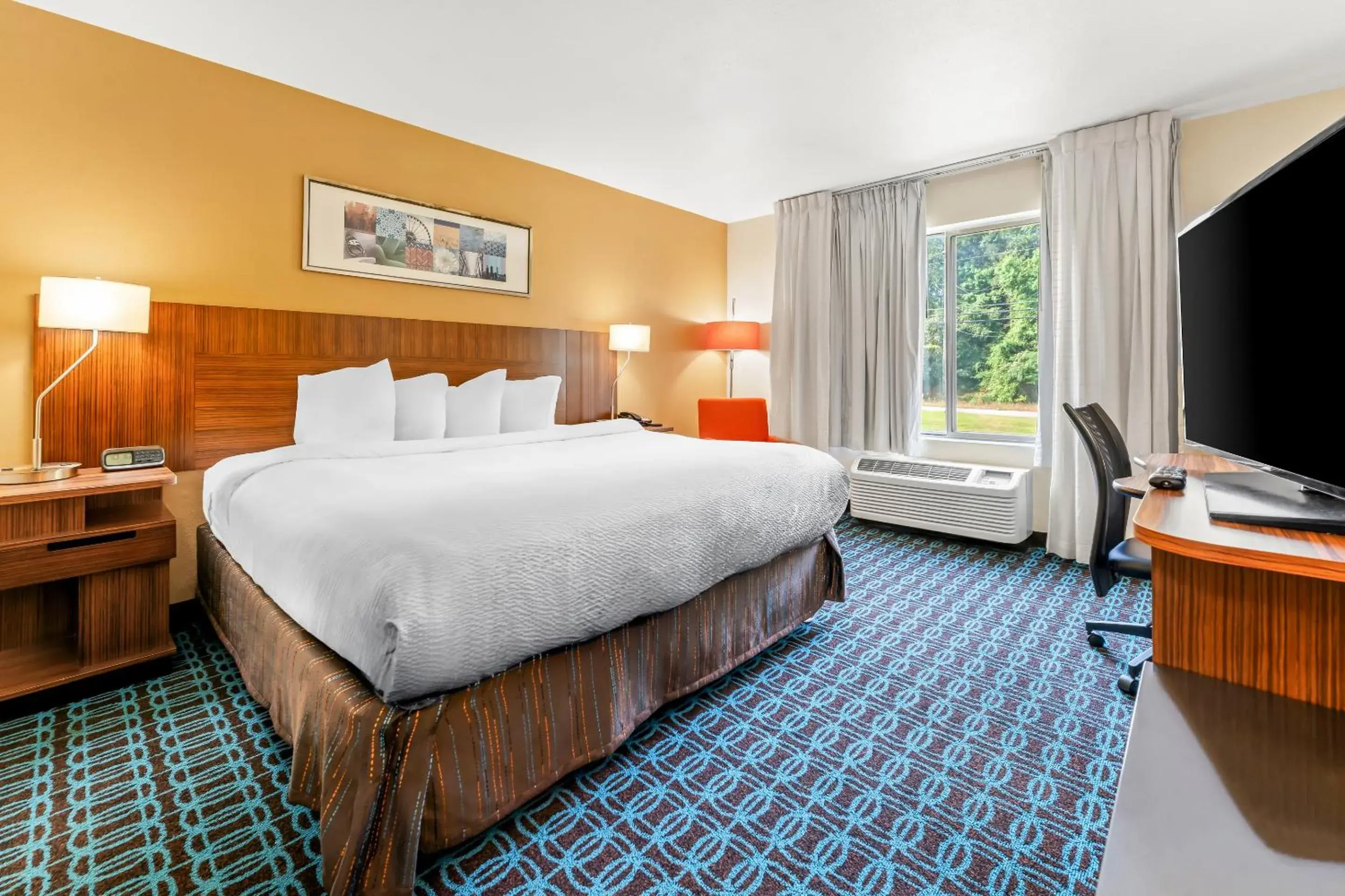 Bed in Rodeway Inn Bed in Rodeway Inn