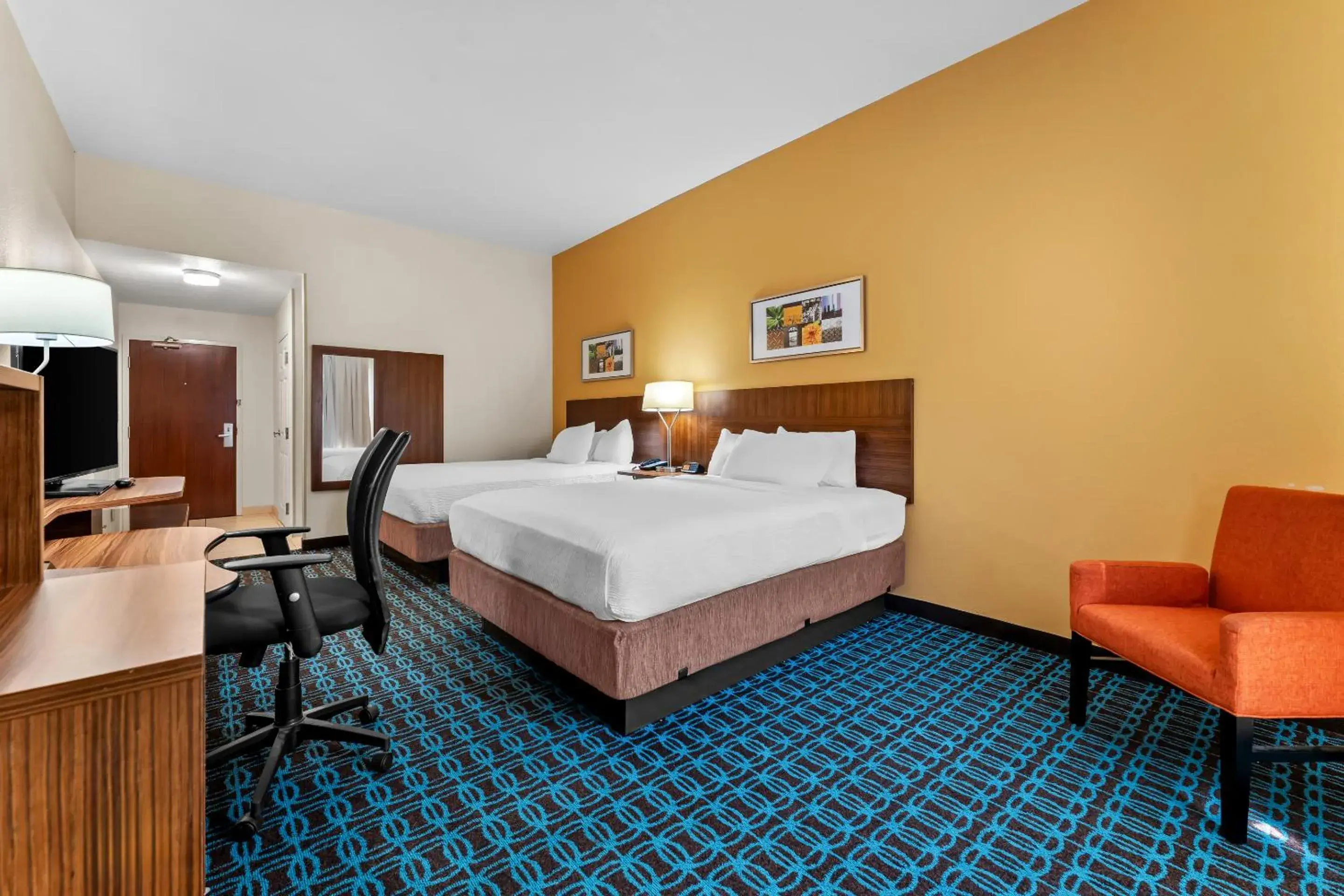 Bed in Rodeway Inn Bed in Rodeway Inn