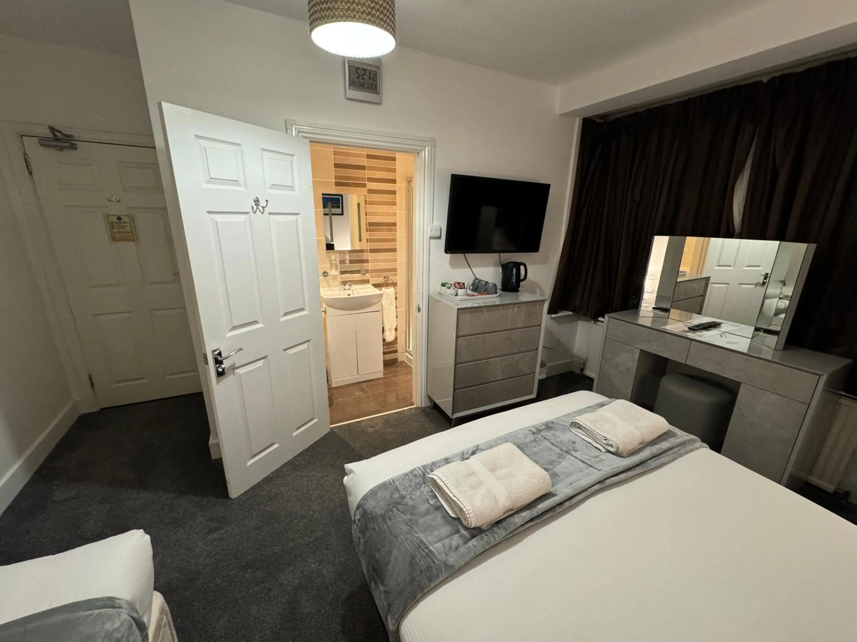 Bed in Oakhurst Gatwick Traditional English B&B & bookable Holiday parking deals GATWICK transport