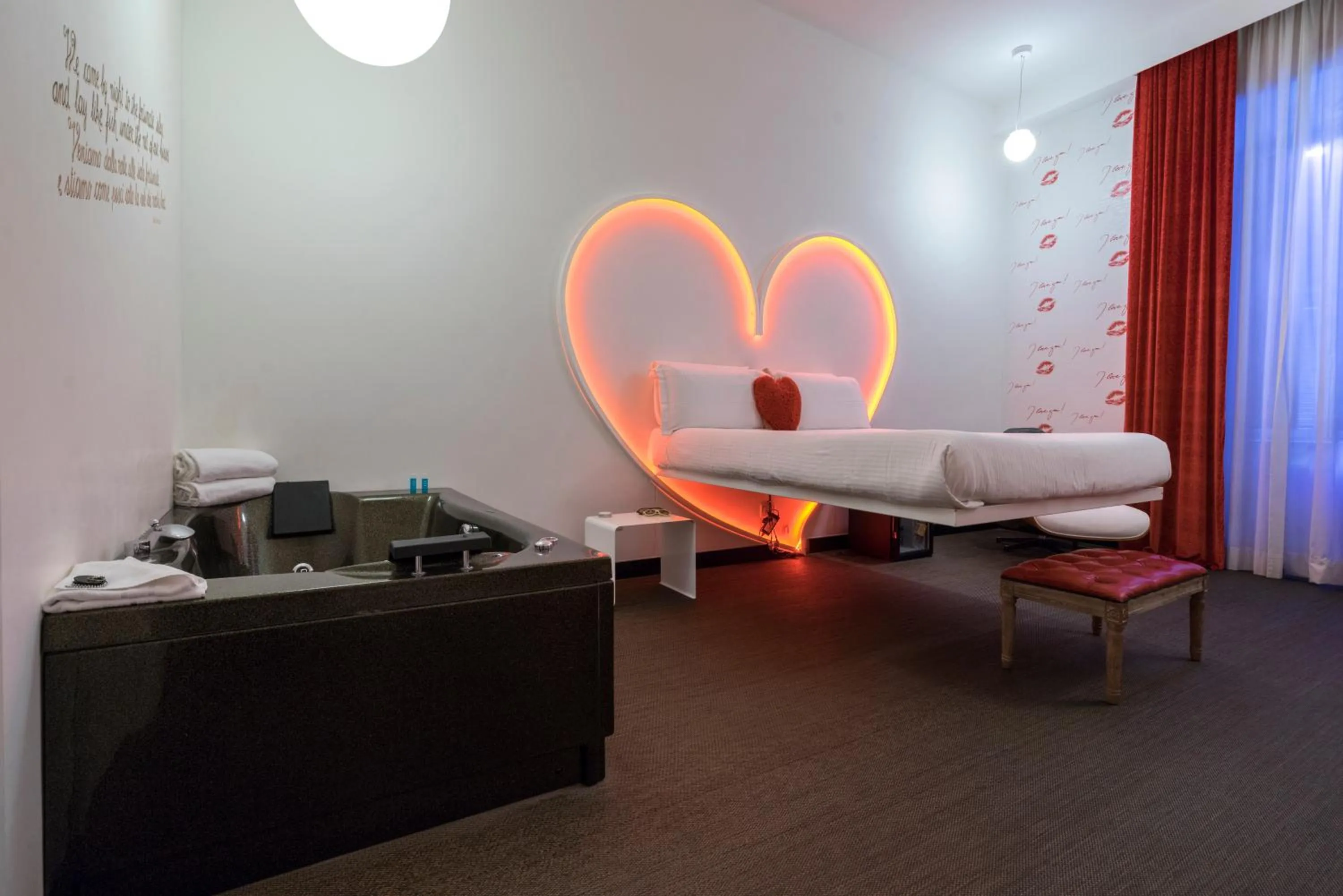 Hot Tub in iRooms Campo dei Fiori