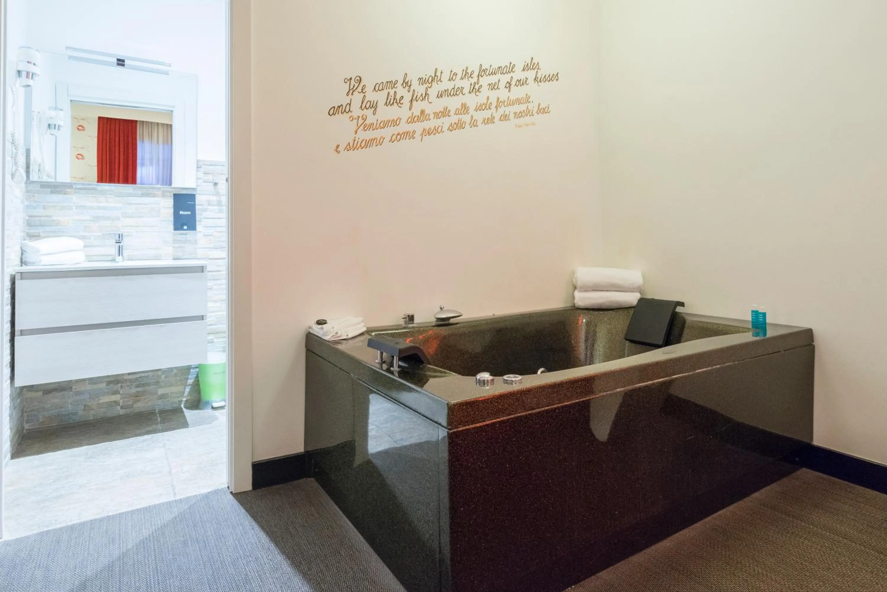 Hot Tub in iRooms Campo dei Fiori