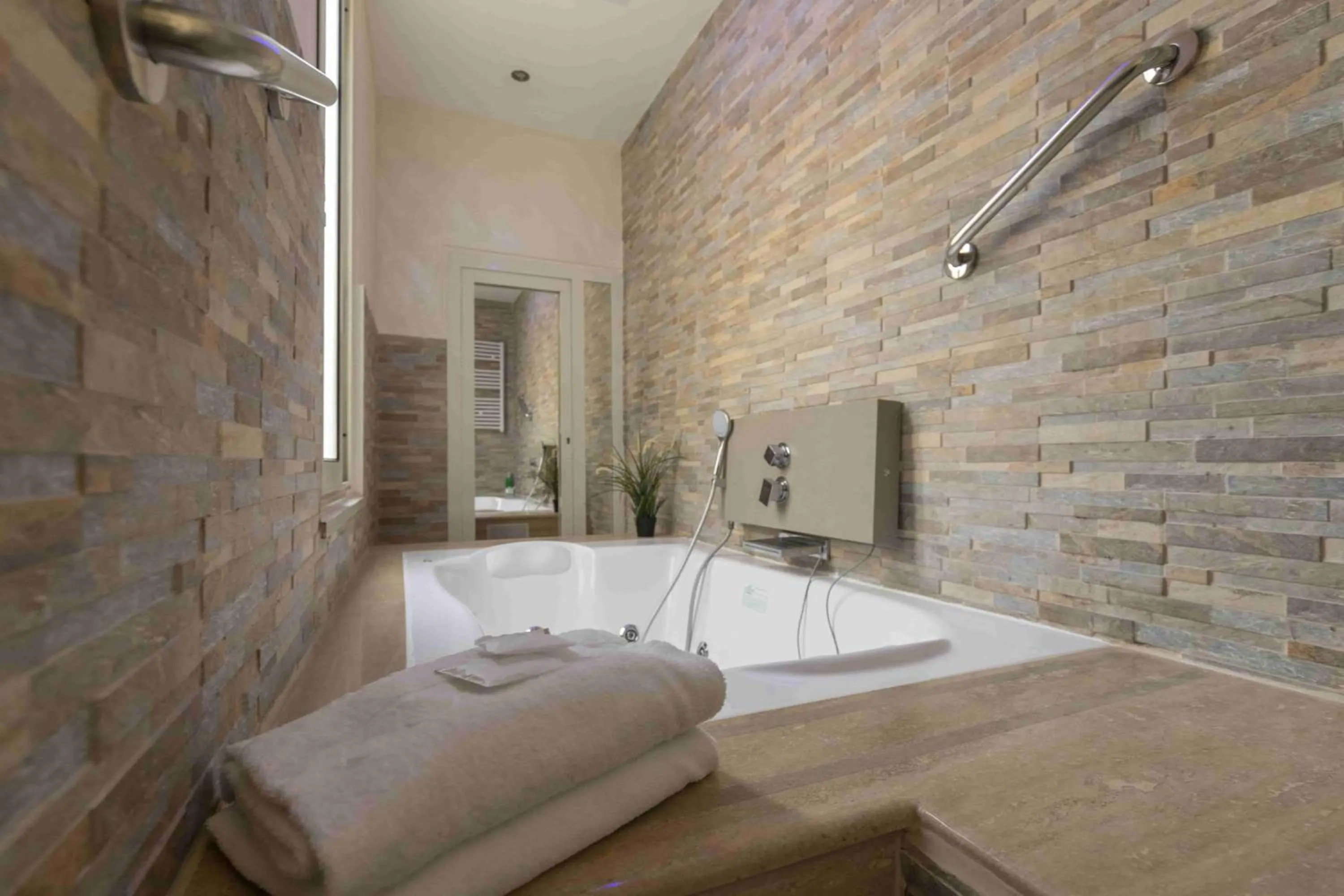 Hot Tub, Bed in iRooms Campo dei Fiori