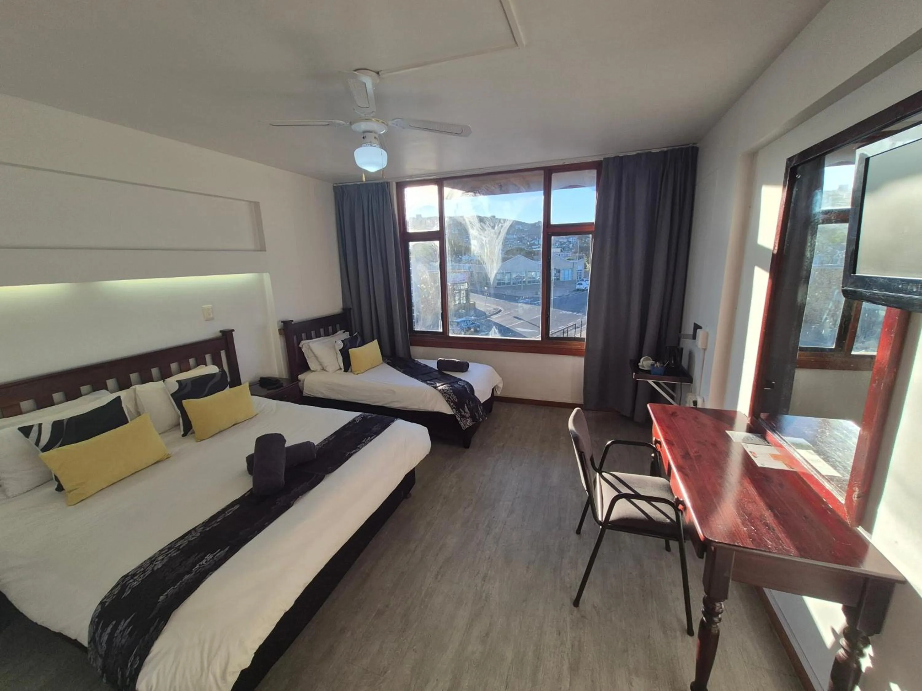 Photo of the whole room, Bed in Hoedjiesbaai Hotel